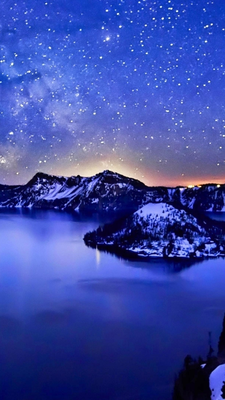 Plan D'eau Près de la Montagne Couverte de Neige Pendant la Nuit. Wallpaper in 750x1334 Resolution