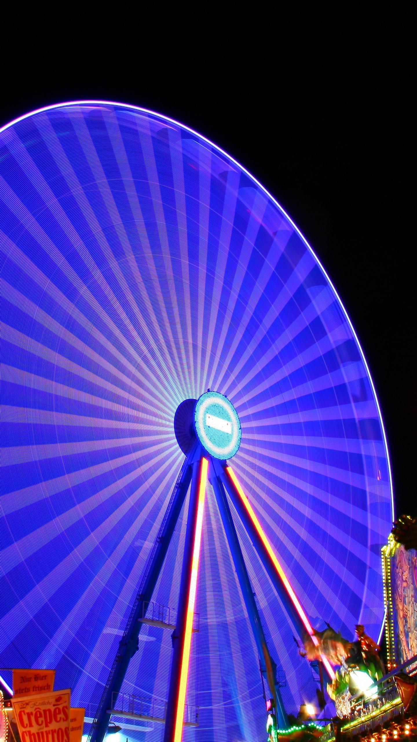 Blaues Und Rotes Riesenrad Während Der Nacht. Wallpaper in 1440x2560 Resolution