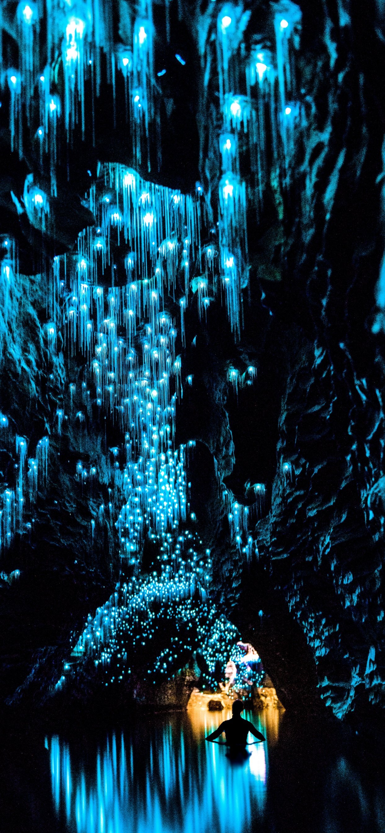 Blaue Und Weiße Abstrakte Malerei. Wallpaper in 1242x2688 Resolution