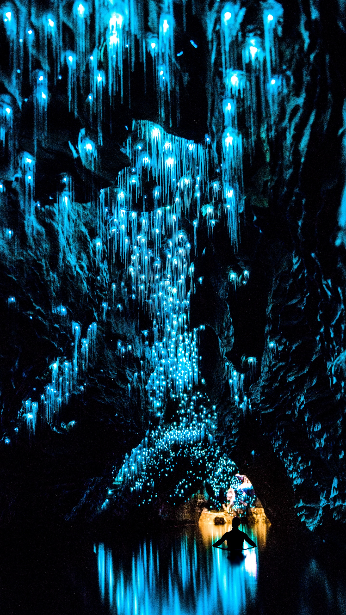 Blue and White Abstract Painting. Wallpaper in 1440x2560 Resolution