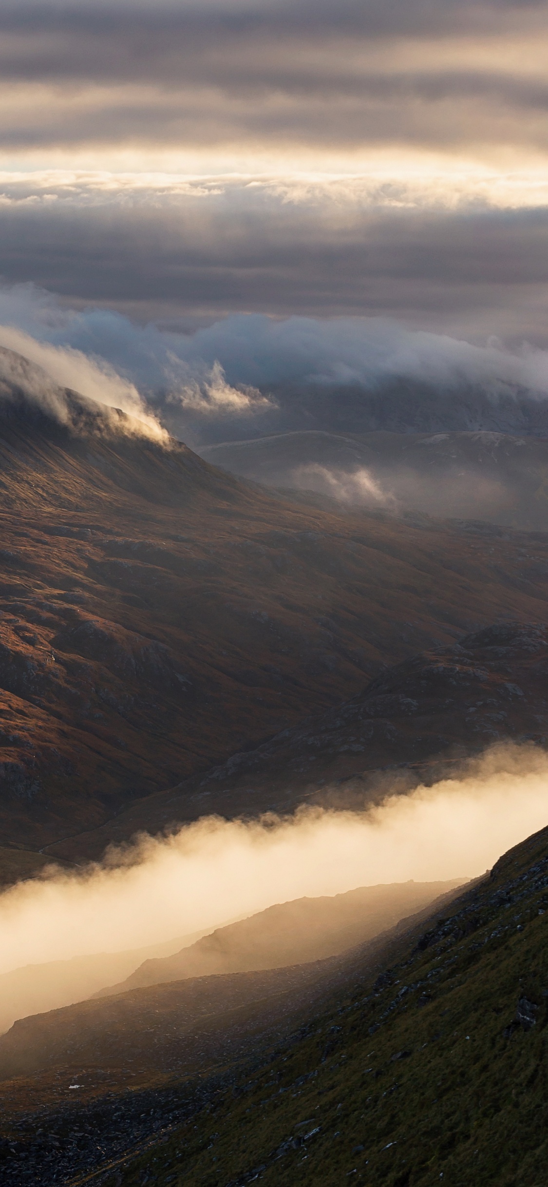Montagnes Brunes et Vertes Sous Des Nuages Blancs Pendant la Journée. Wallpaper in 1125x2436 Resolution