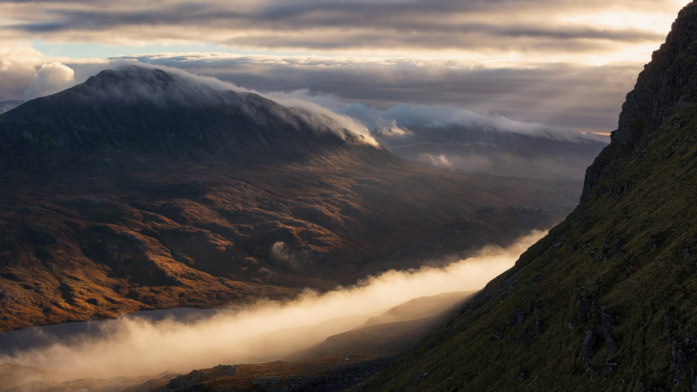 Montagnes Brunes et Vertes Sous Des Nuages Blancs Pendant la Journée. Wallpaper in 1366x768 Resolution