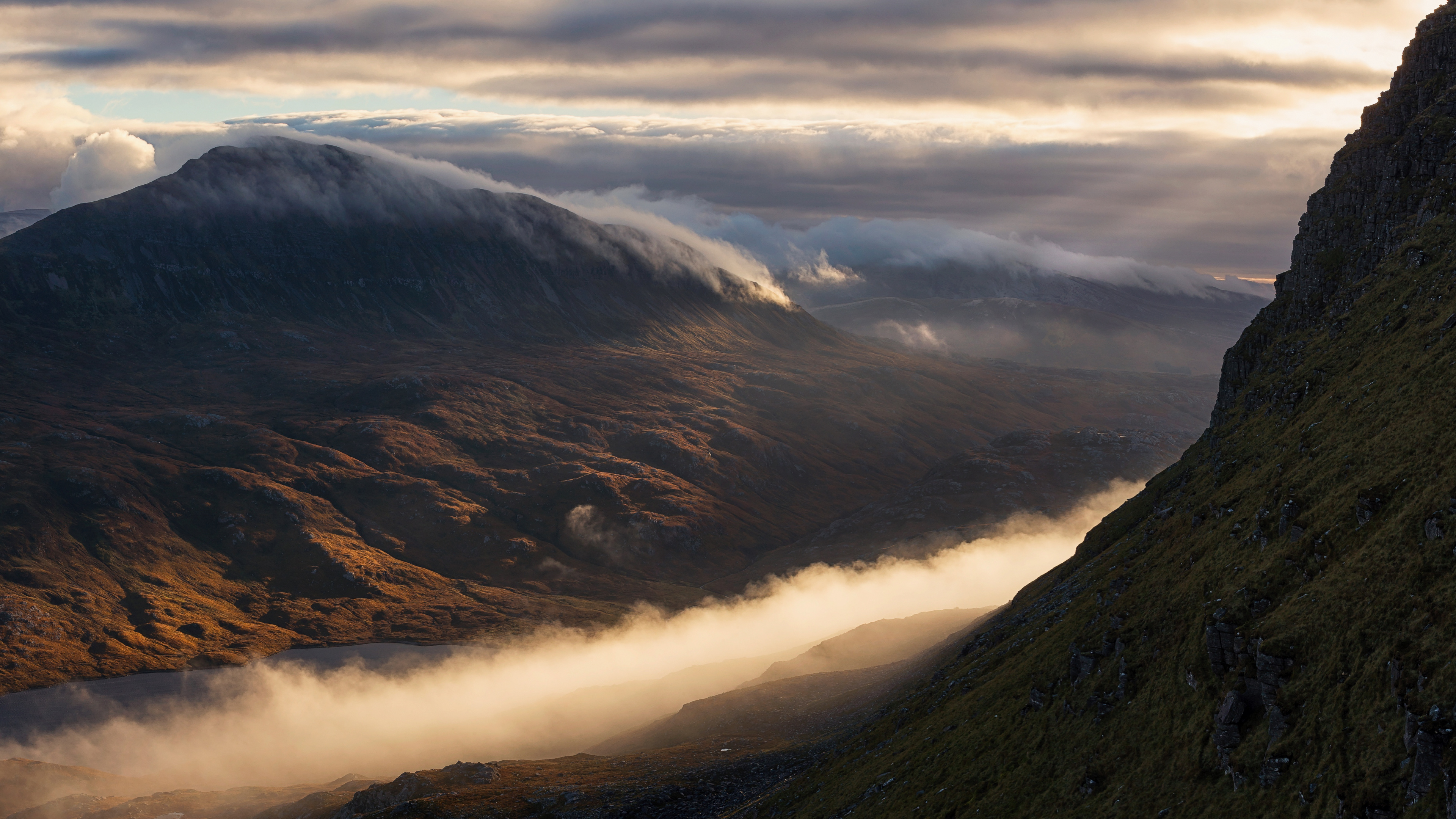 Montagnes Brunes et Vertes Sous Des Nuages Blancs Pendant la Journée. Wallpaper in 3840x2160 Resolution