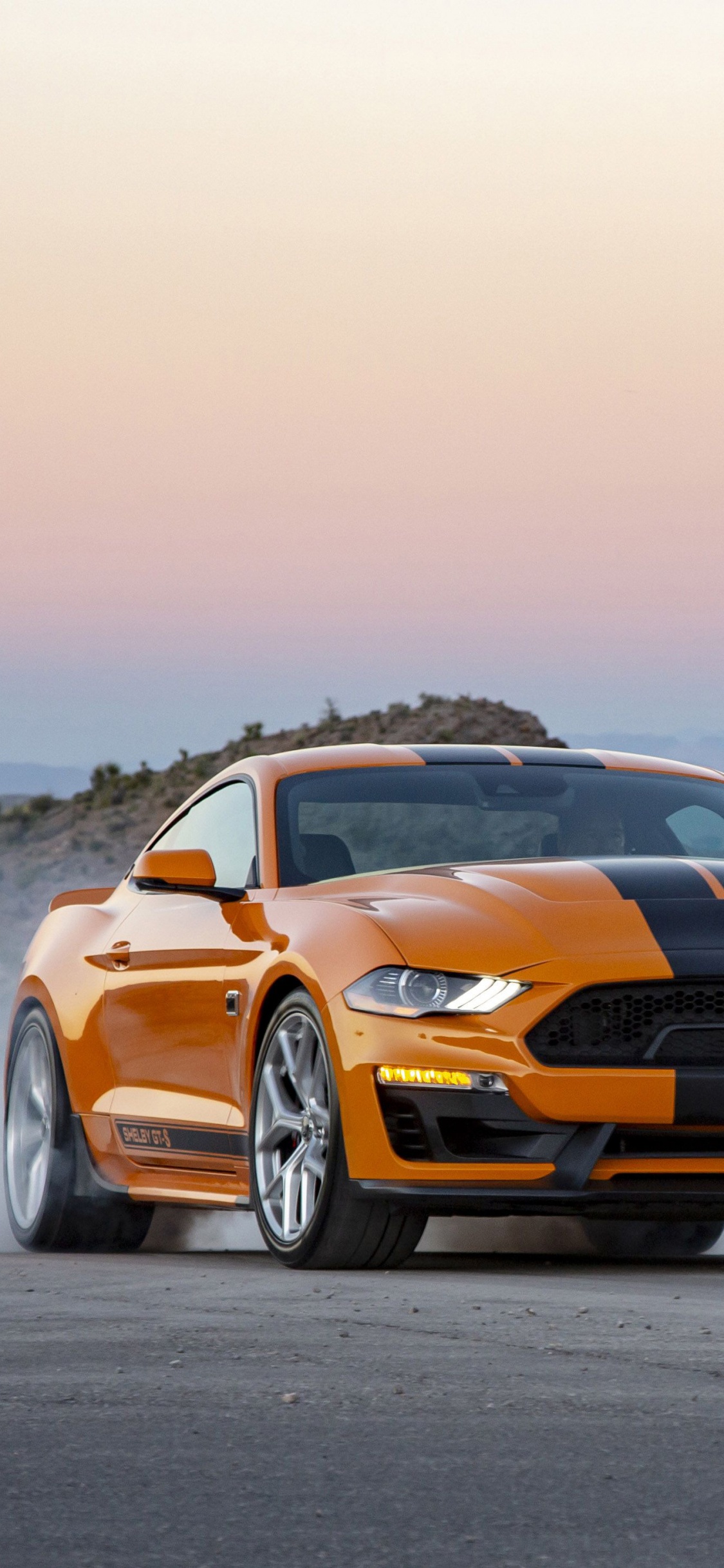 Chevrolet Camaro Naranja en la Carretera Durante el Día. Wallpaper in 1125x2436 Resolution