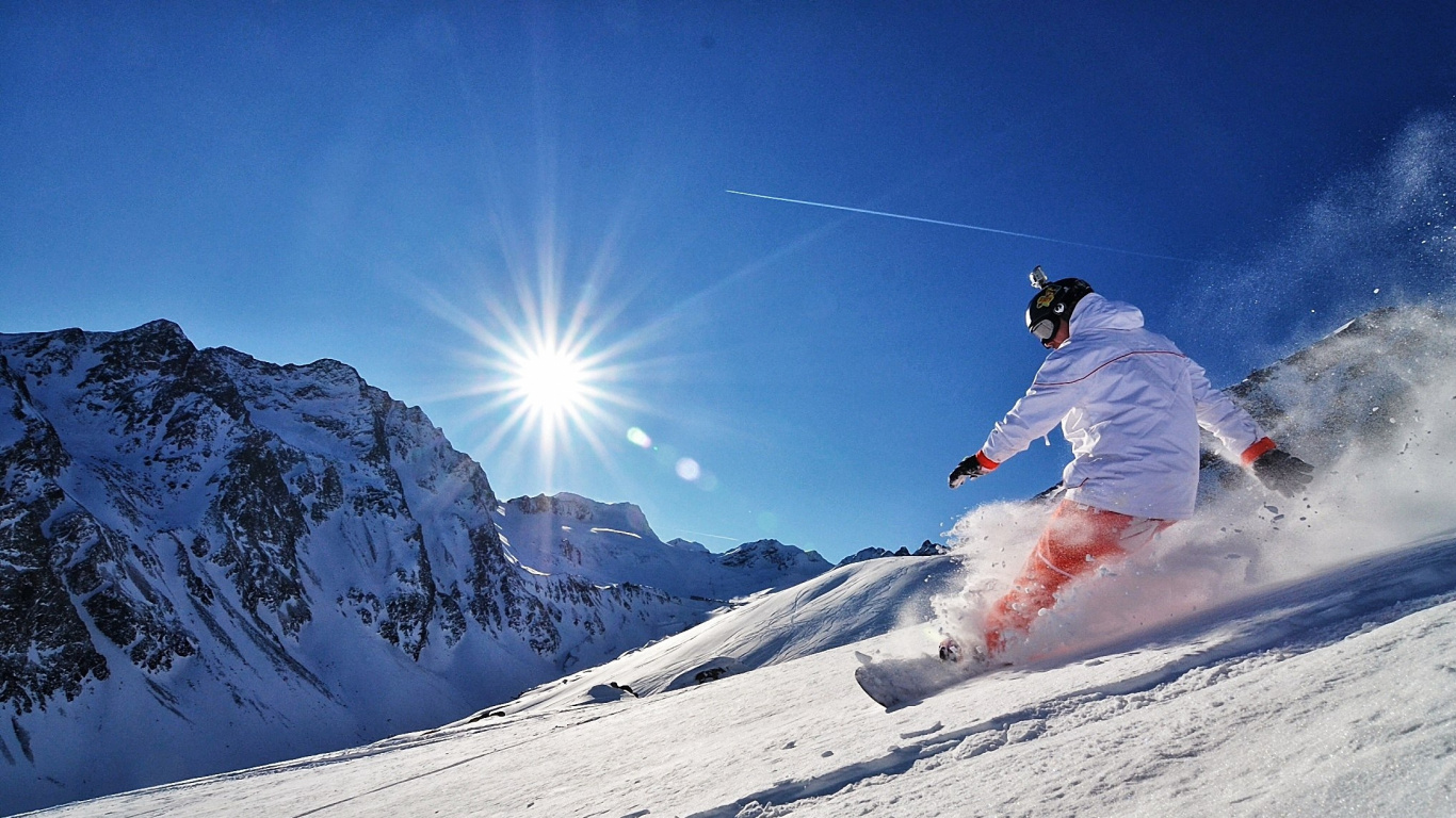 Homme en Veste Blanche et Pantalon Équitation Sur Snowboard Pendant la Journée. Wallpaper in 1366x768 Resolution