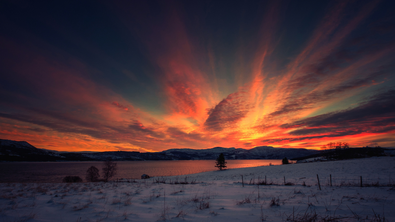 Champ Couvert de Neige Sous Ciel Orange et Bleu. Wallpaper in 1366x768 Resolution