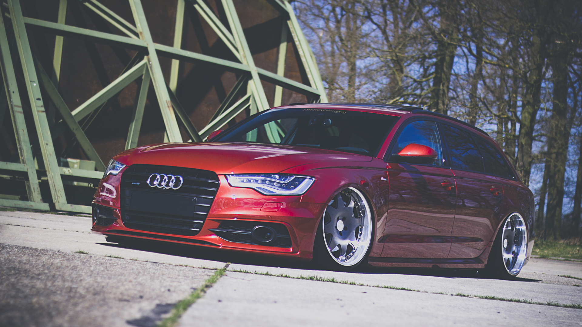 Rojo Bmw m 3 Coupe Estacionado Junto a la Pared de Madera Verde y Marrón. Wallpaper in 1920x1080 Resolution