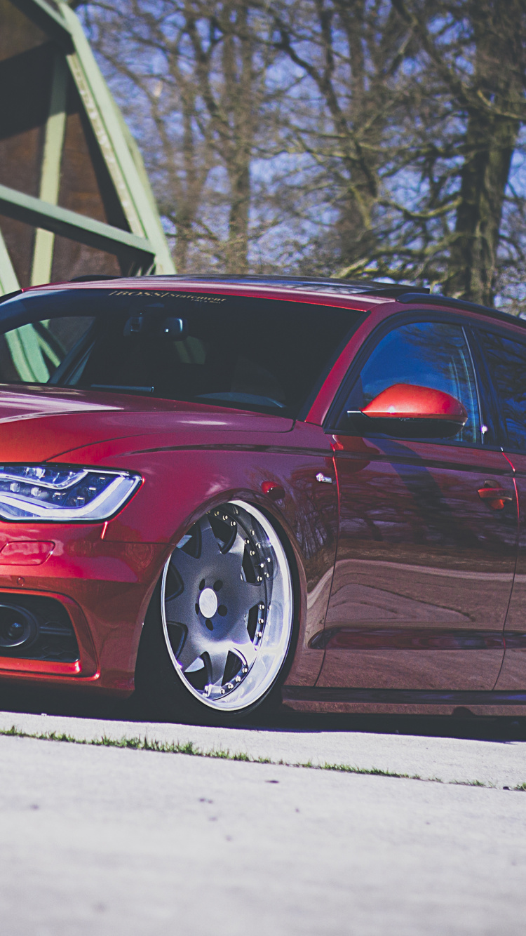 Rojo Bmw m 3 Coupe Estacionado Junto a la Pared de Madera Verde y Marrón. Wallpaper in 750x1334 Resolution