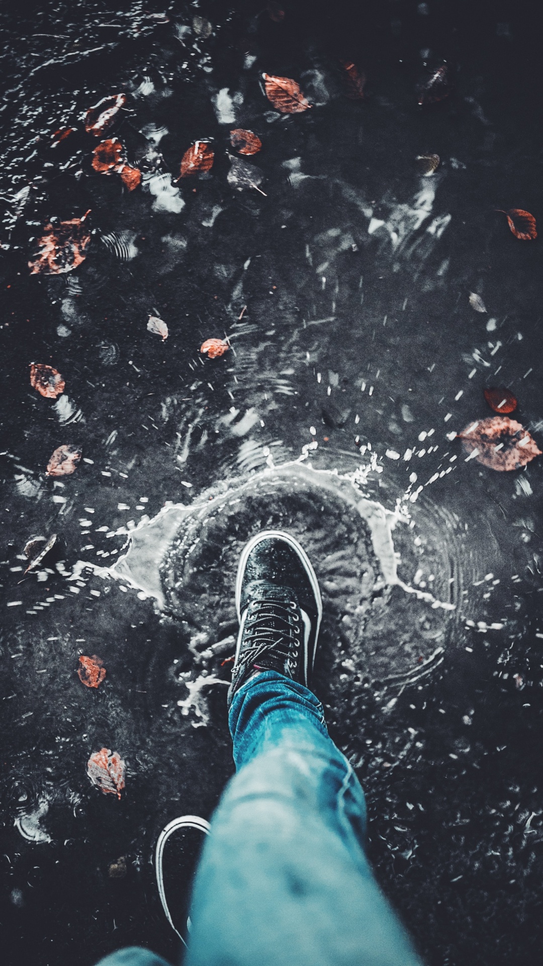 Personne en Jean Bleu et Baskets Noires et Blanches Debout Sur L'eau. Wallpaper in 1080x1920 Resolution