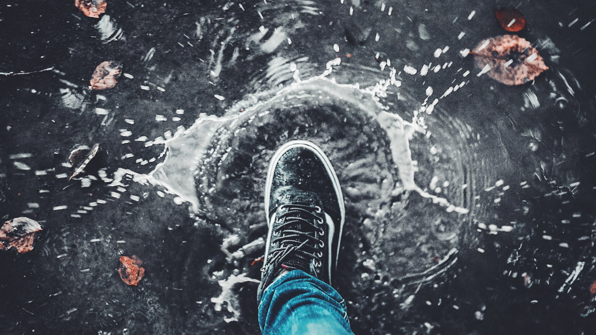 Personne en Jean Bleu et Baskets Noires et Blanches Debout Sur L'eau. Wallpaper in 1920x1080 Resolution