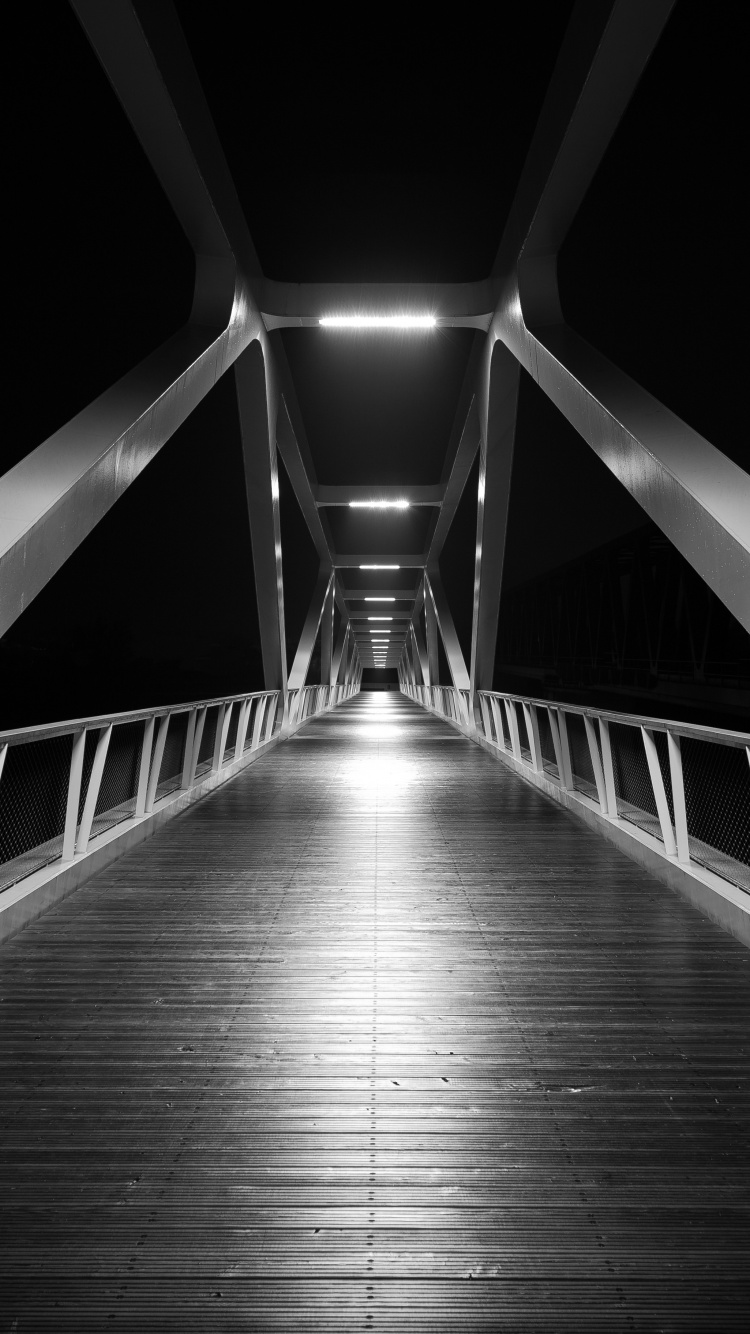 Photo en Niveaux de Gris D'un Pont. Wallpaper in 750x1334 Resolution