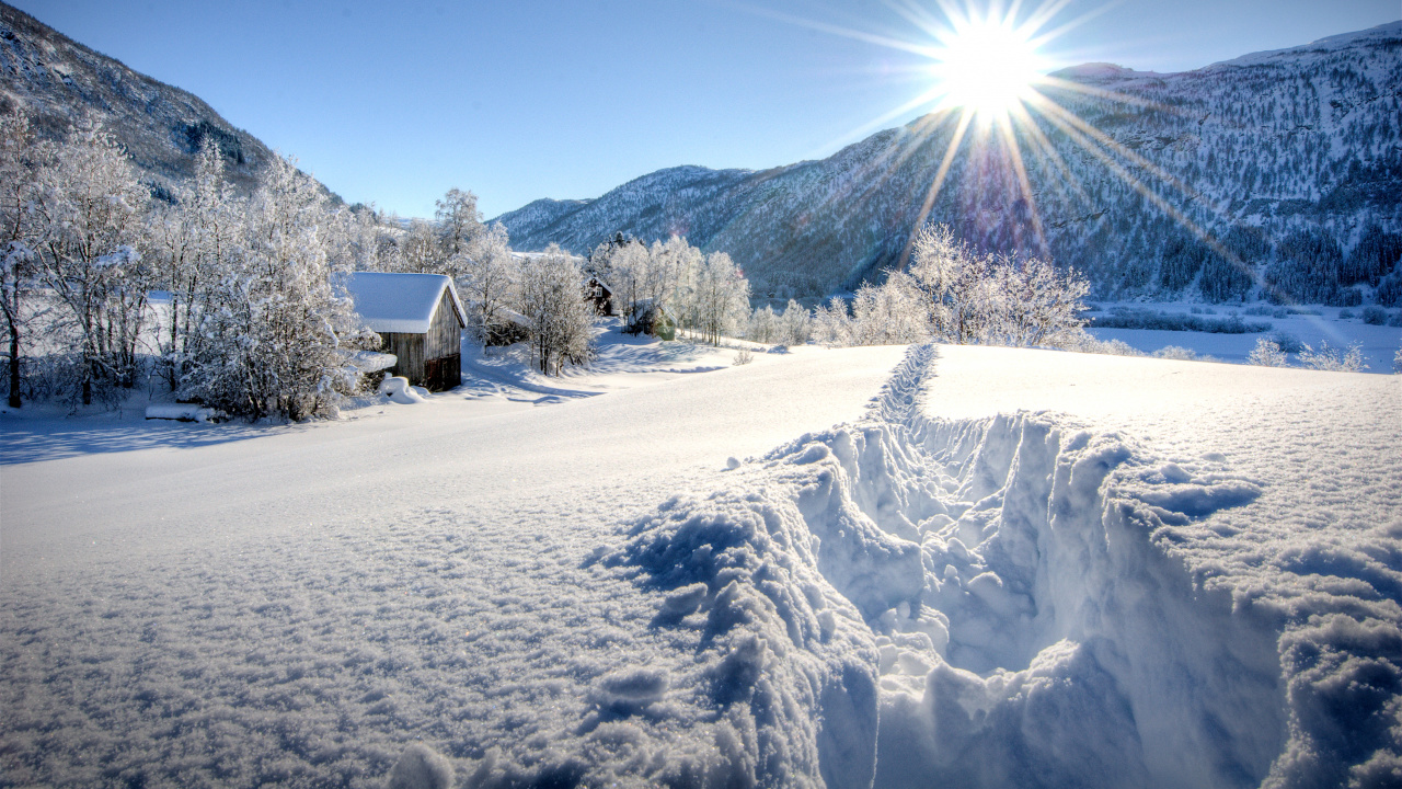 Braunes Holzhaus Auf Schneebedecktem Boden Tagsüber. Wallpaper in 1280x720 Resolution