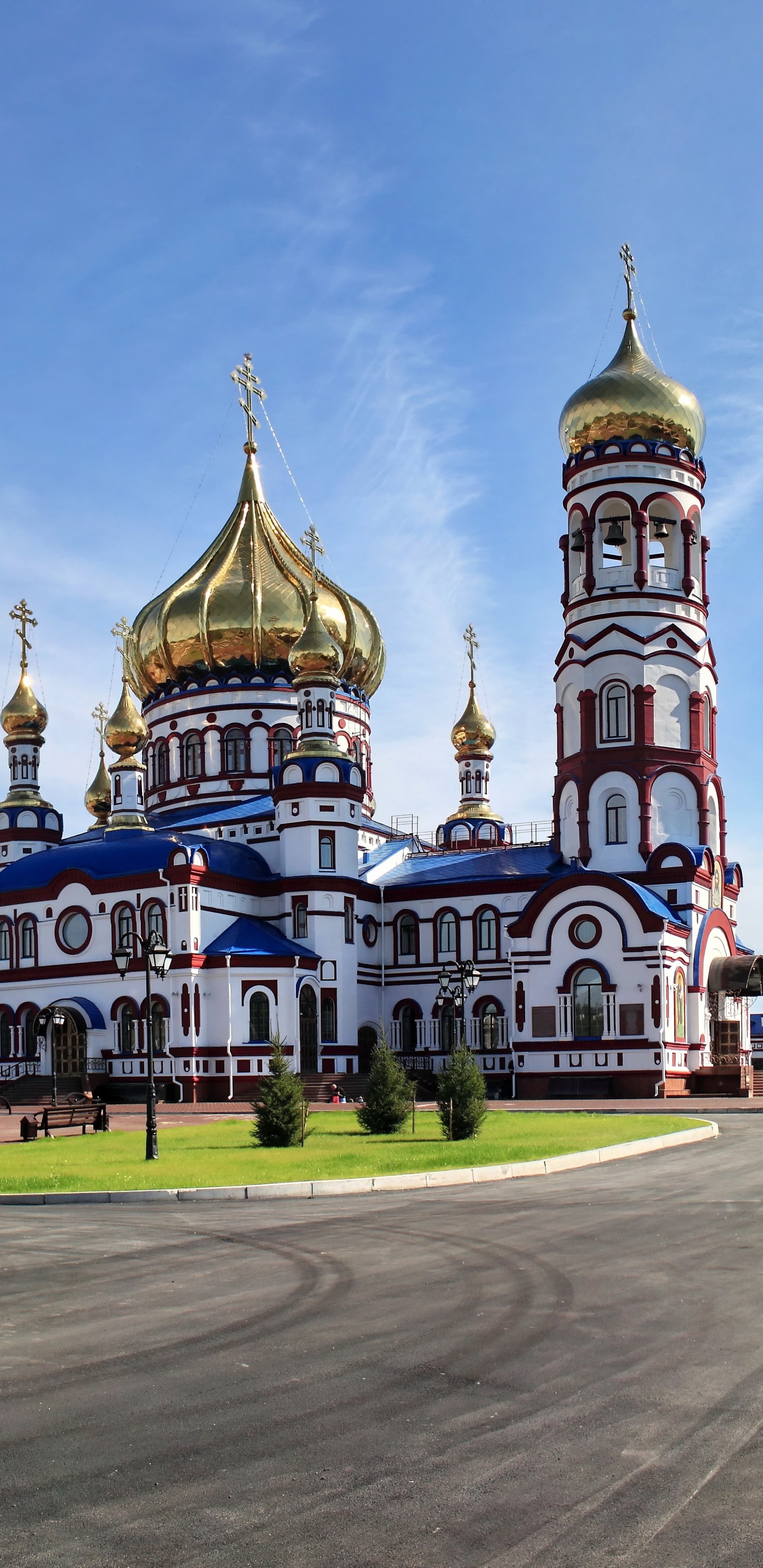 Weißes Und Blaues Betongebäude Unter Blauem Himmel Tagsüber. Wallpaper in 1440x2960 Resolution