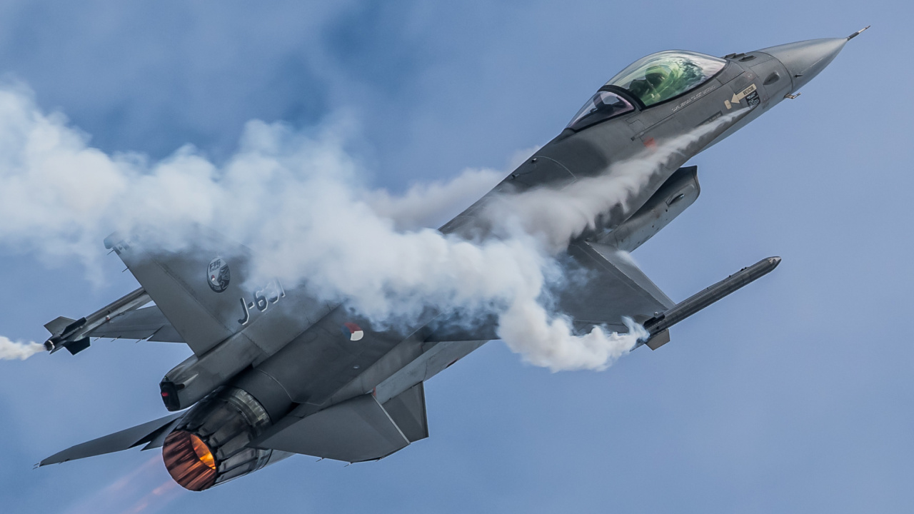 Gray Jet Plane Flying in The Sky. Wallpaper in 1280x720 Resolution