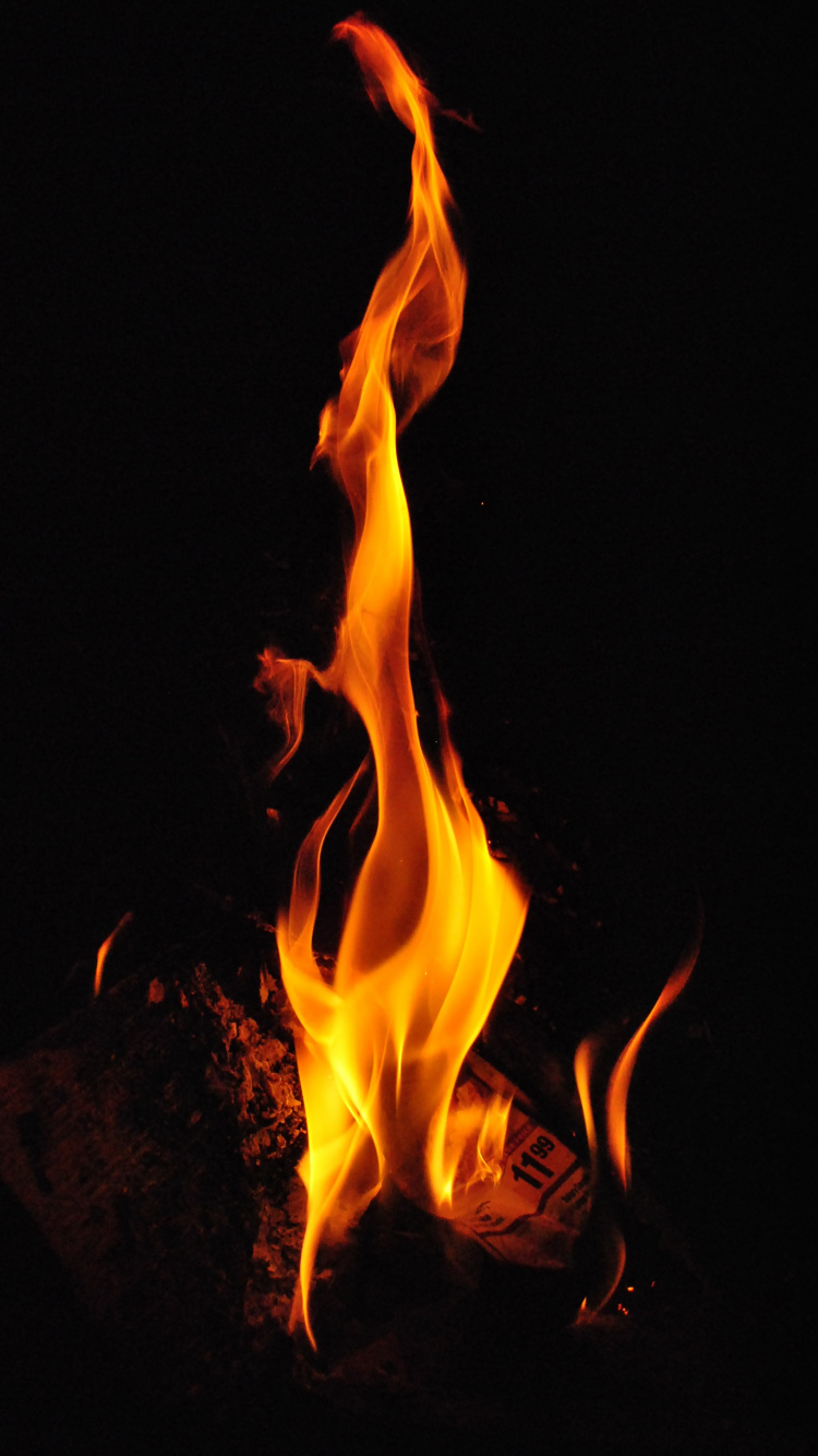 Fuego en la Oscuridad Durante la Noche. Wallpaper in 750x1334 Resolution