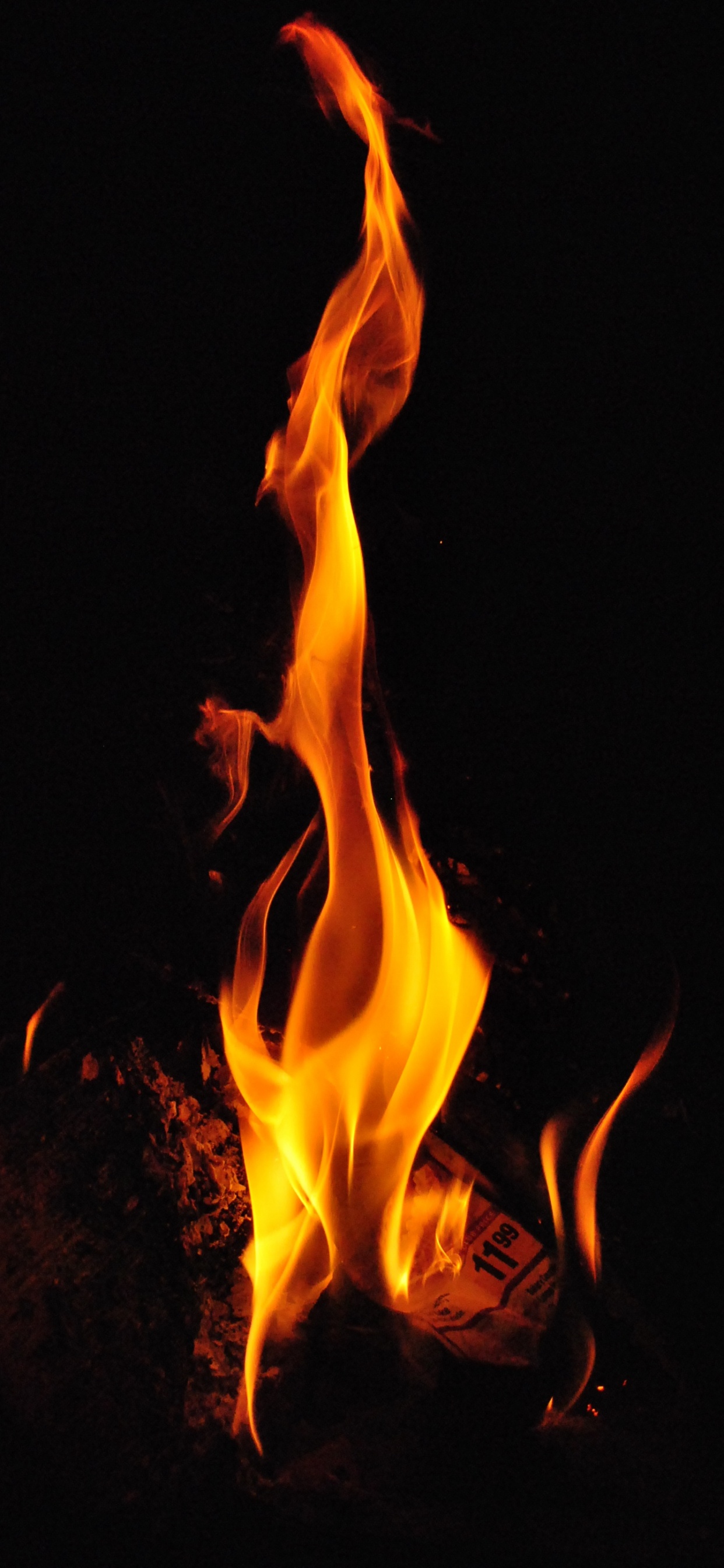 Feuer im Dunkeln Während Der Nacht. Wallpaper in 1242x2688 Resolution