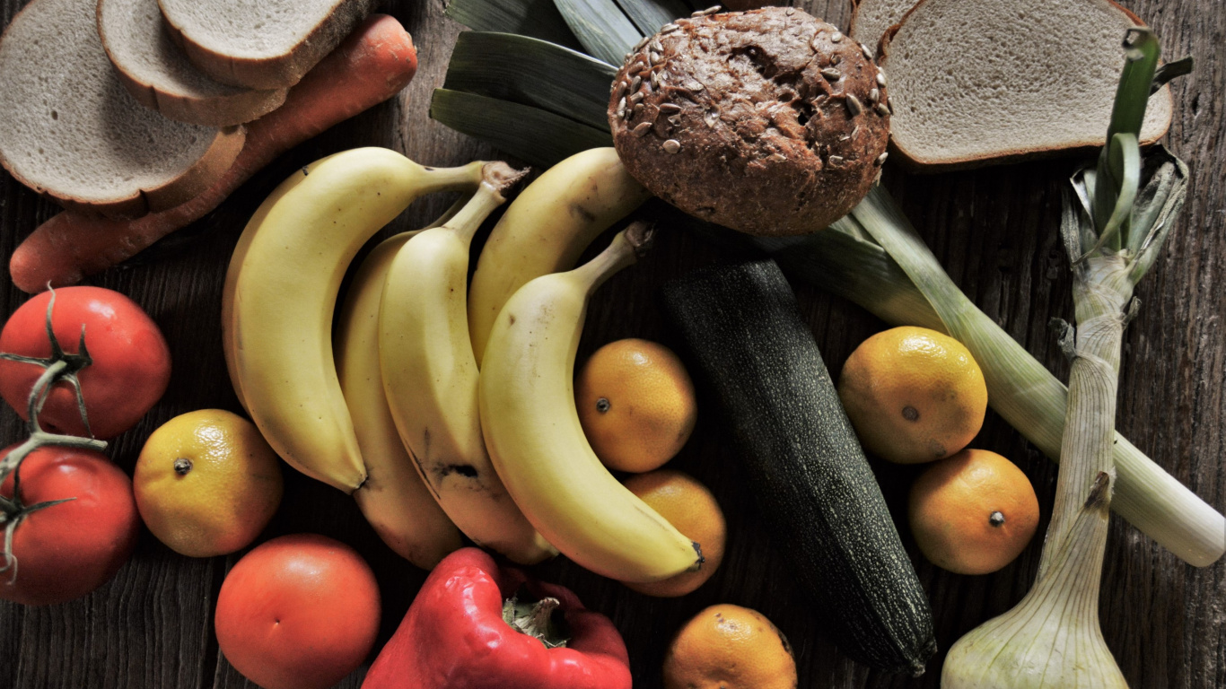 Gelbe Bananenfrucht Neben Roten Apfelfrüchten. Wallpaper in 1366x768 Resolution