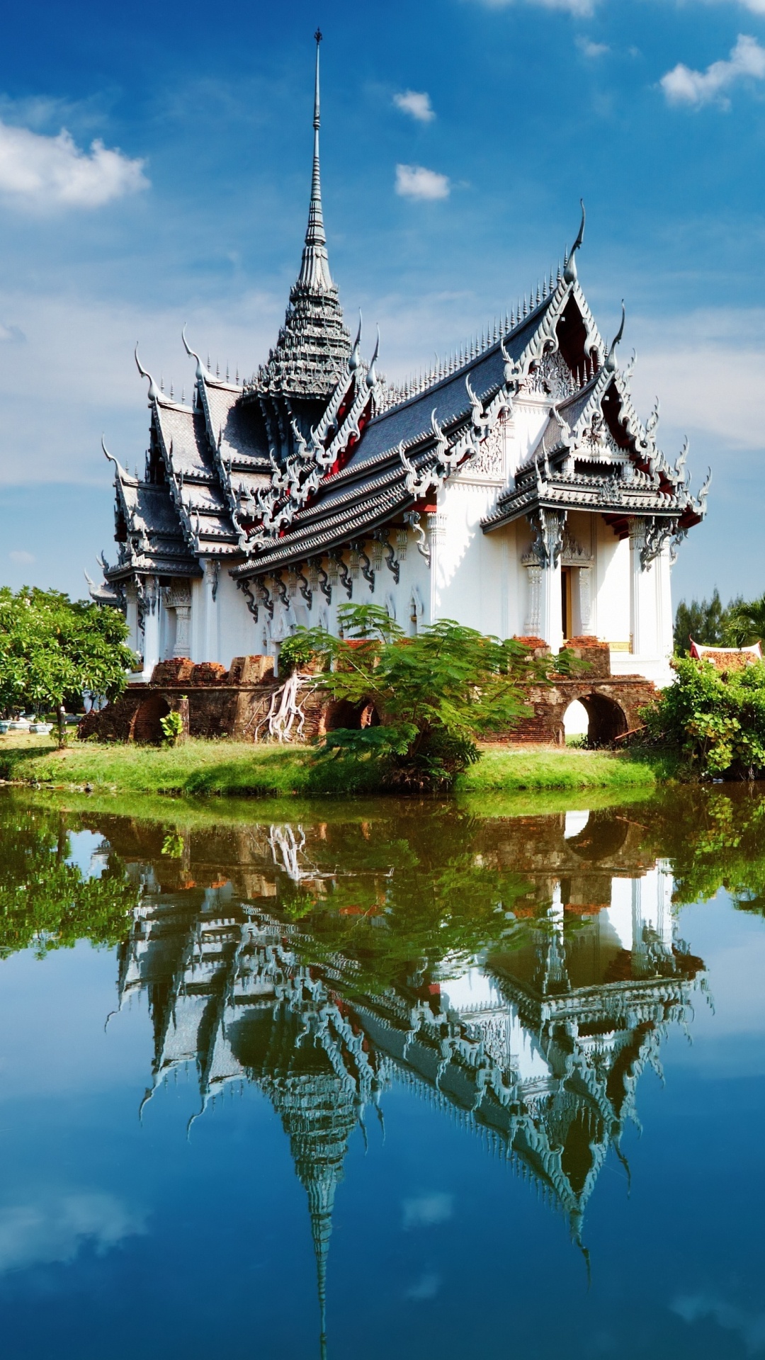 White and Black House Near Body of Water Under Blue Sky During Daytime. Wallpaper in 1080x1920 Resolution