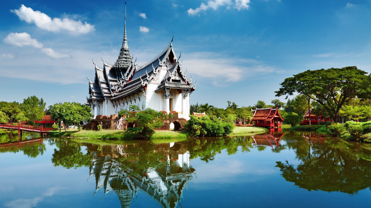 White and Black House Near Body of Water Under Blue Sky During Daytime. Wallpaper in 1280x720 Resolution