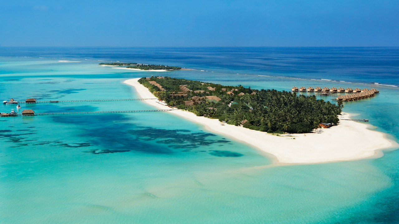 Tagsüber Grünes Und Blaues Meer Unter Blauem Himmel. Wallpaper in 1280x720 Resolution