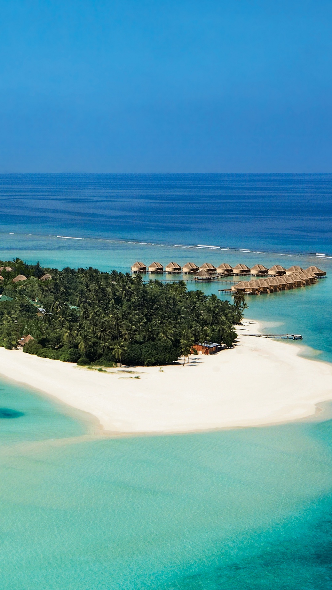 Mar Verde y Azul Bajo un Cielo Azul Durante el Día. Wallpaper in 1080x1920 Resolution