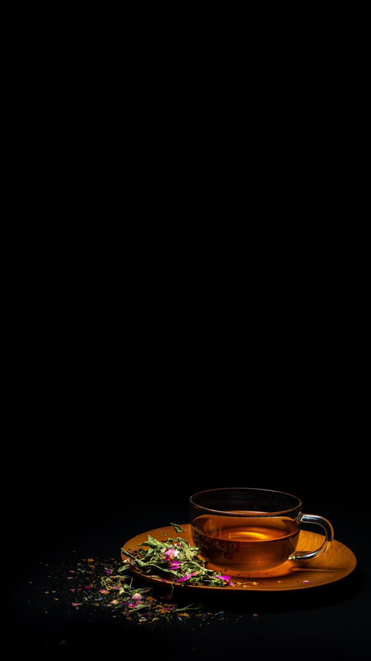 Taza de Vidrio Transparente Con Líquido Marrón. Wallpaper in 750x1334 Resolution