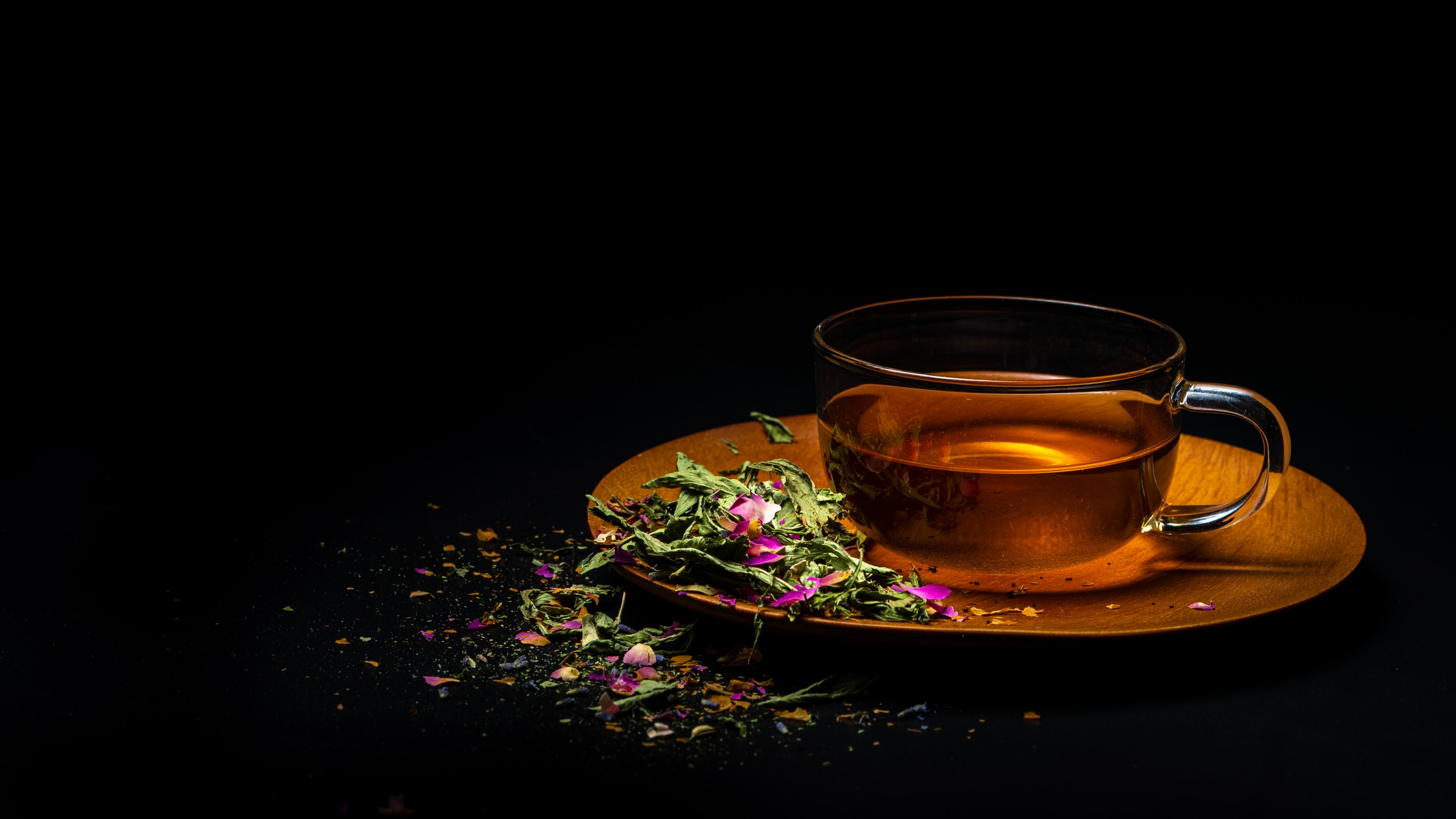 Clear Glass Mug With Brown Liquid. Wallpaper in 2560x1440 Resolution