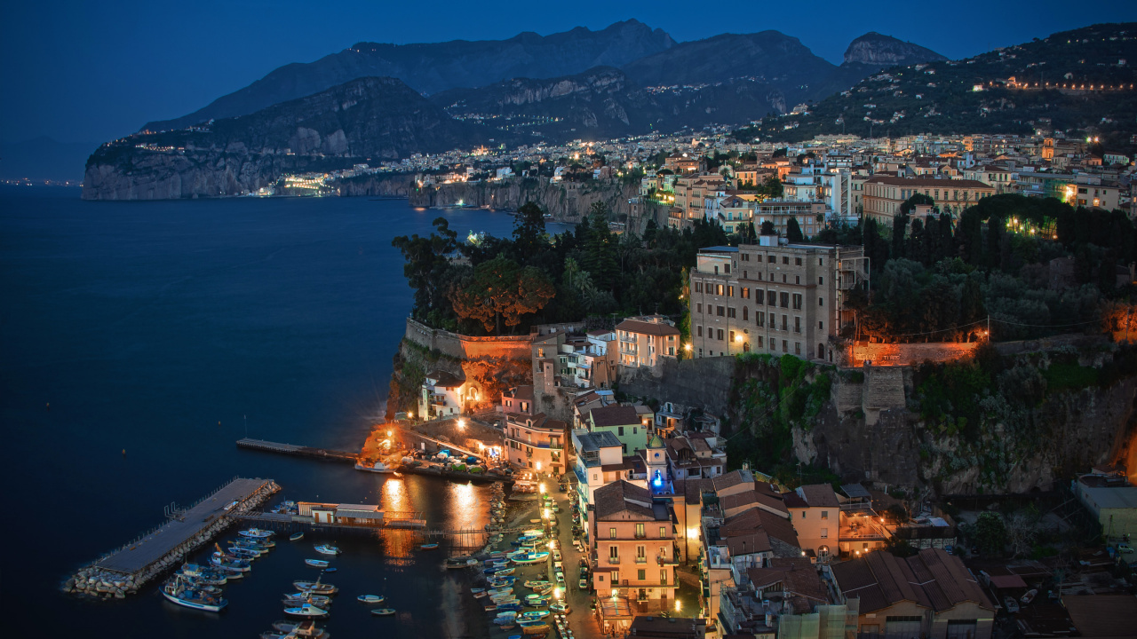 Vue Aérienne Des Bâtiments de la Ville Près du Plan D'eau Pendant la Nuit. Wallpaper in 1280x720 Resolution