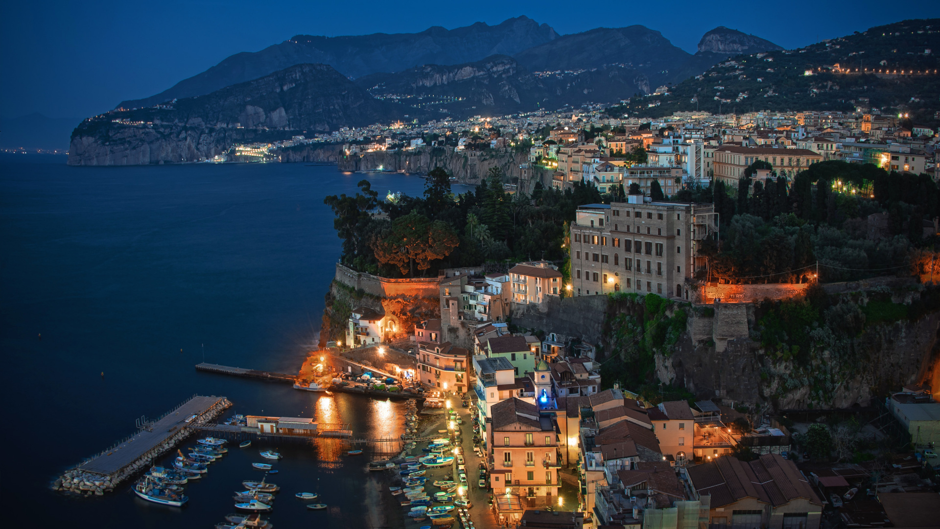 Vue Aérienne Des Bâtiments de la Ville Près du Plan D'eau Pendant la Nuit. Wallpaper in 1920x1080 Resolution