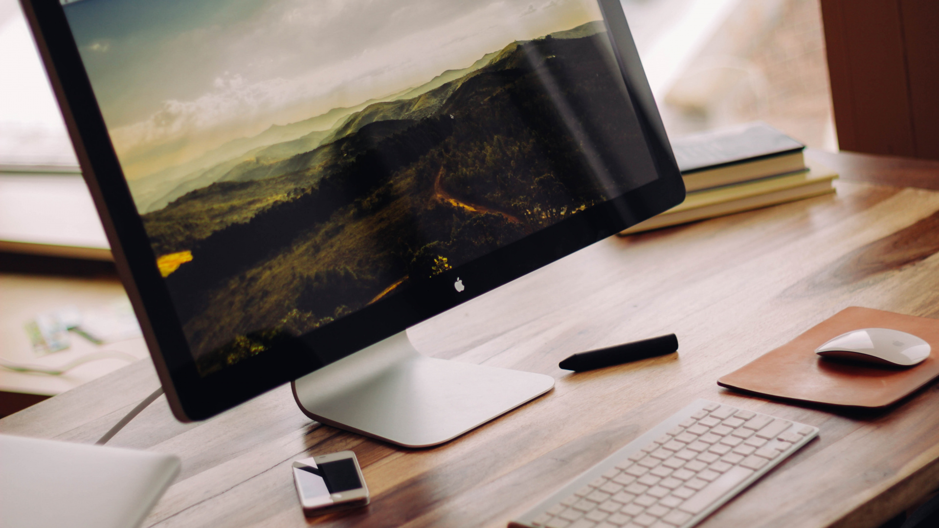 Imac Argent Sur Table en Bois Marron. Wallpaper in 1920x1080 Resolution