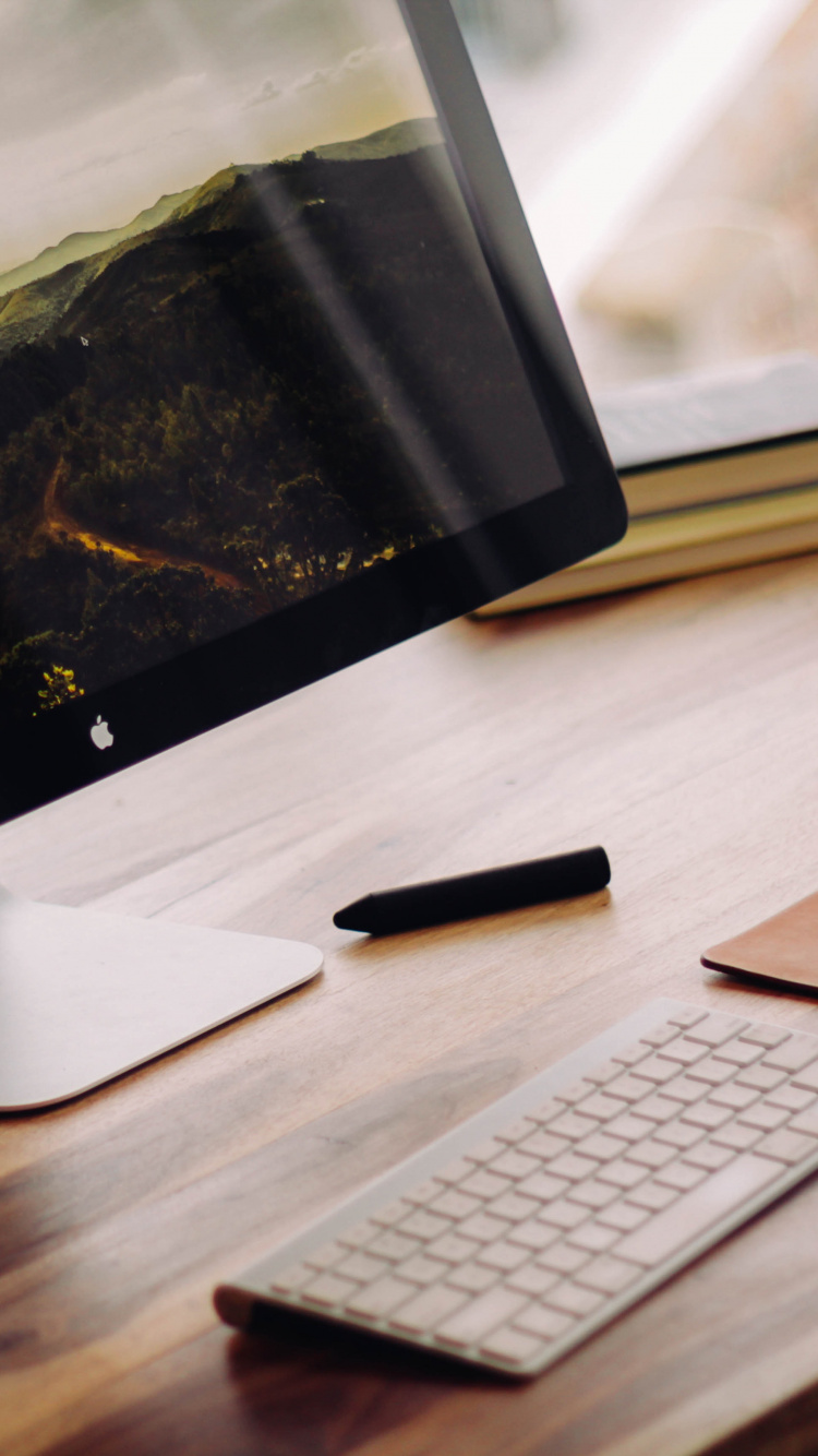 Imac Argent Sur Table en Bois Marron. Wallpaper in 750x1334 Resolution