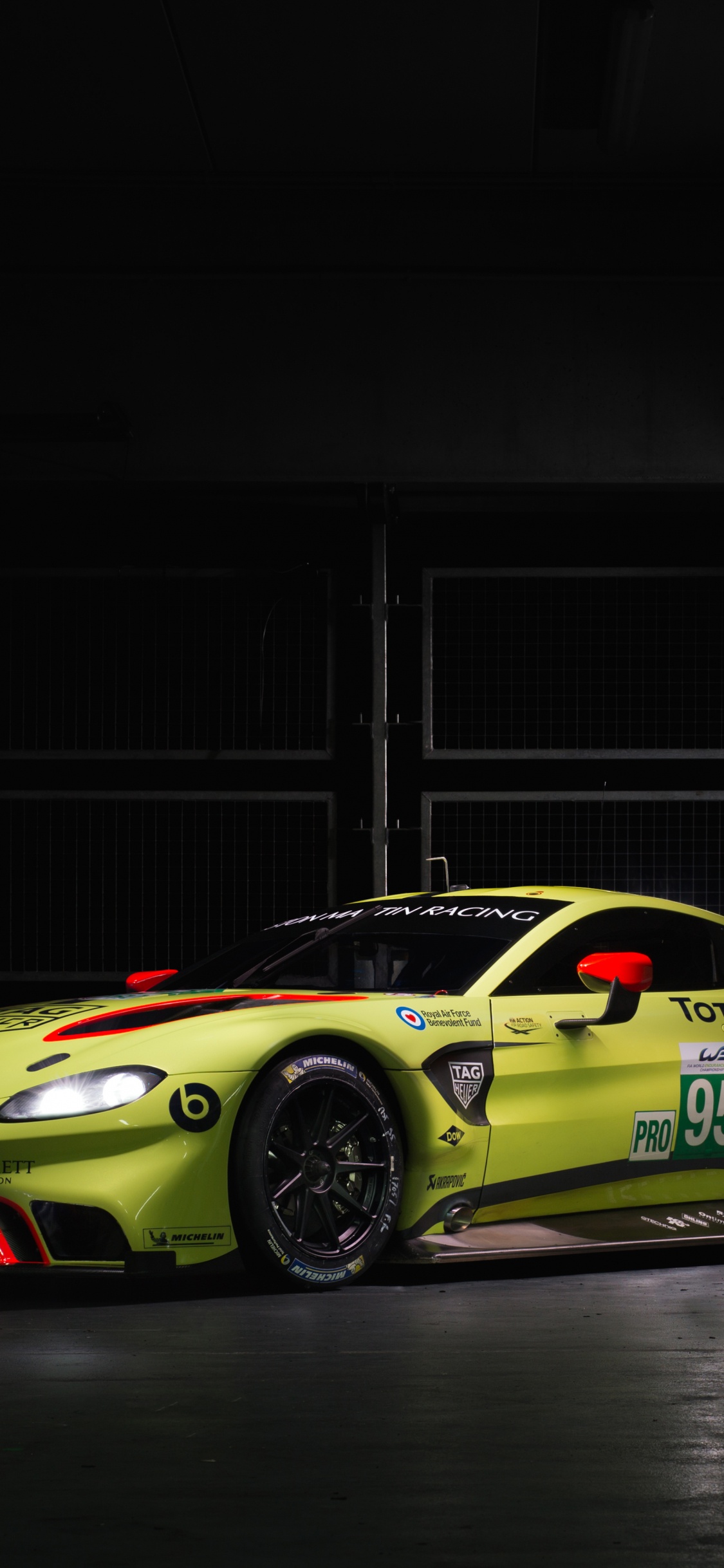 Coche Deportivo Amarillo y Negro. Wallpaper in 1125x2436 Resolution