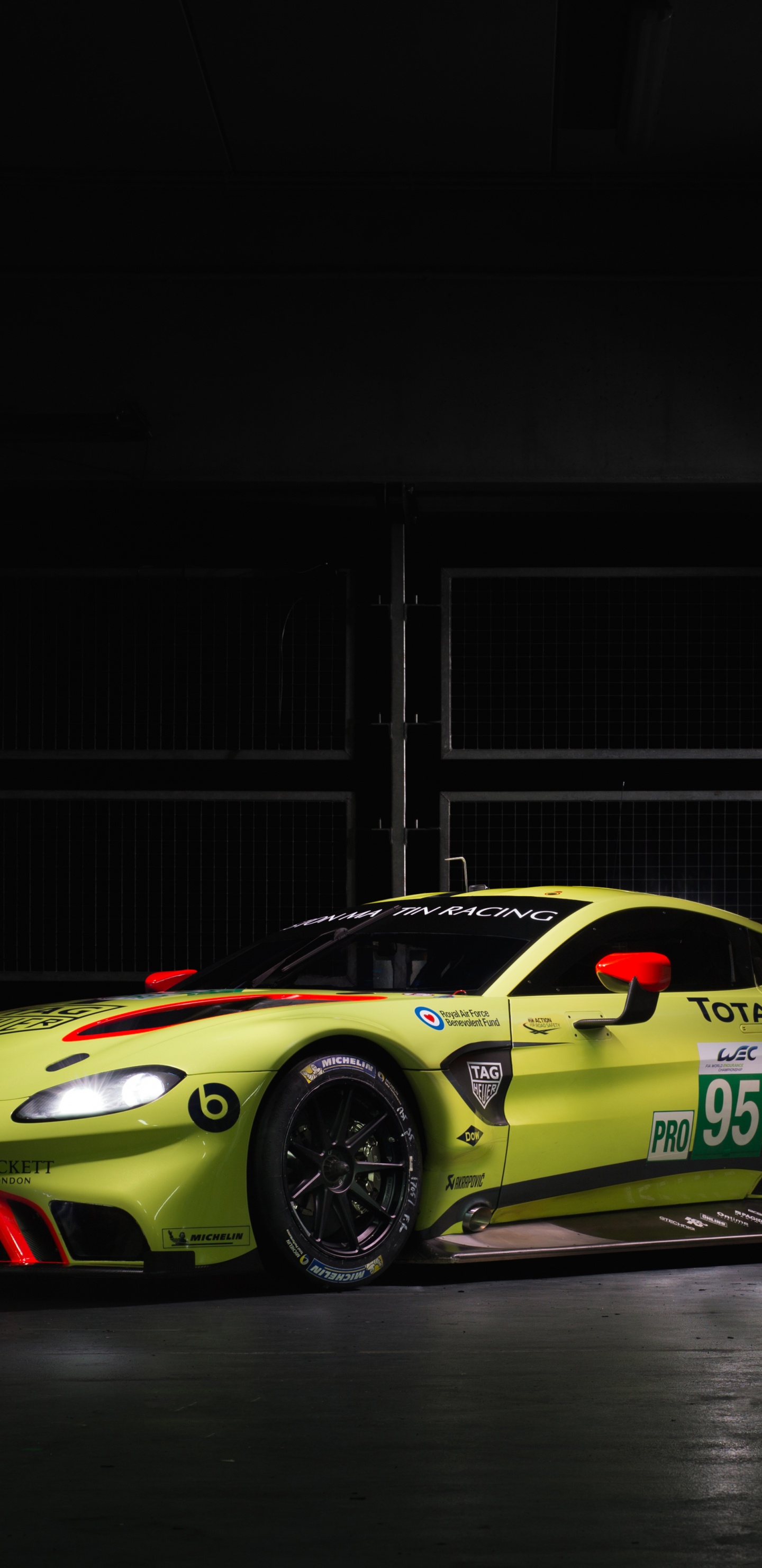 Voiture de Sport Jaune et Noire. Wallpaper in 1440x2960 Resolution