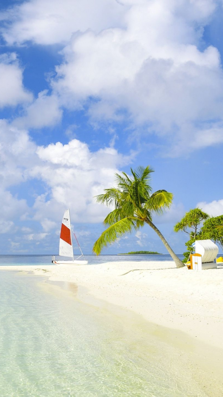 Faro Blanco y Naranja Cerca Del Cuerpo de Agua Durante el Día.. Wallpaper in 750x1334 Resolution