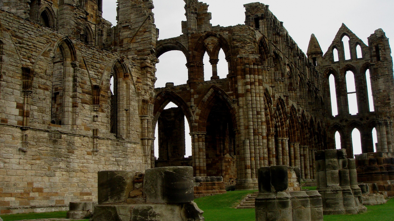 Graues Betongebäude Tagsüber. Wallpaper in 1366x768 Resolution