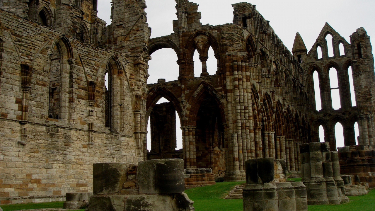 Edificio de Hormigón Gris Durante el Día. Wallpaper in 1280x720 Resolution