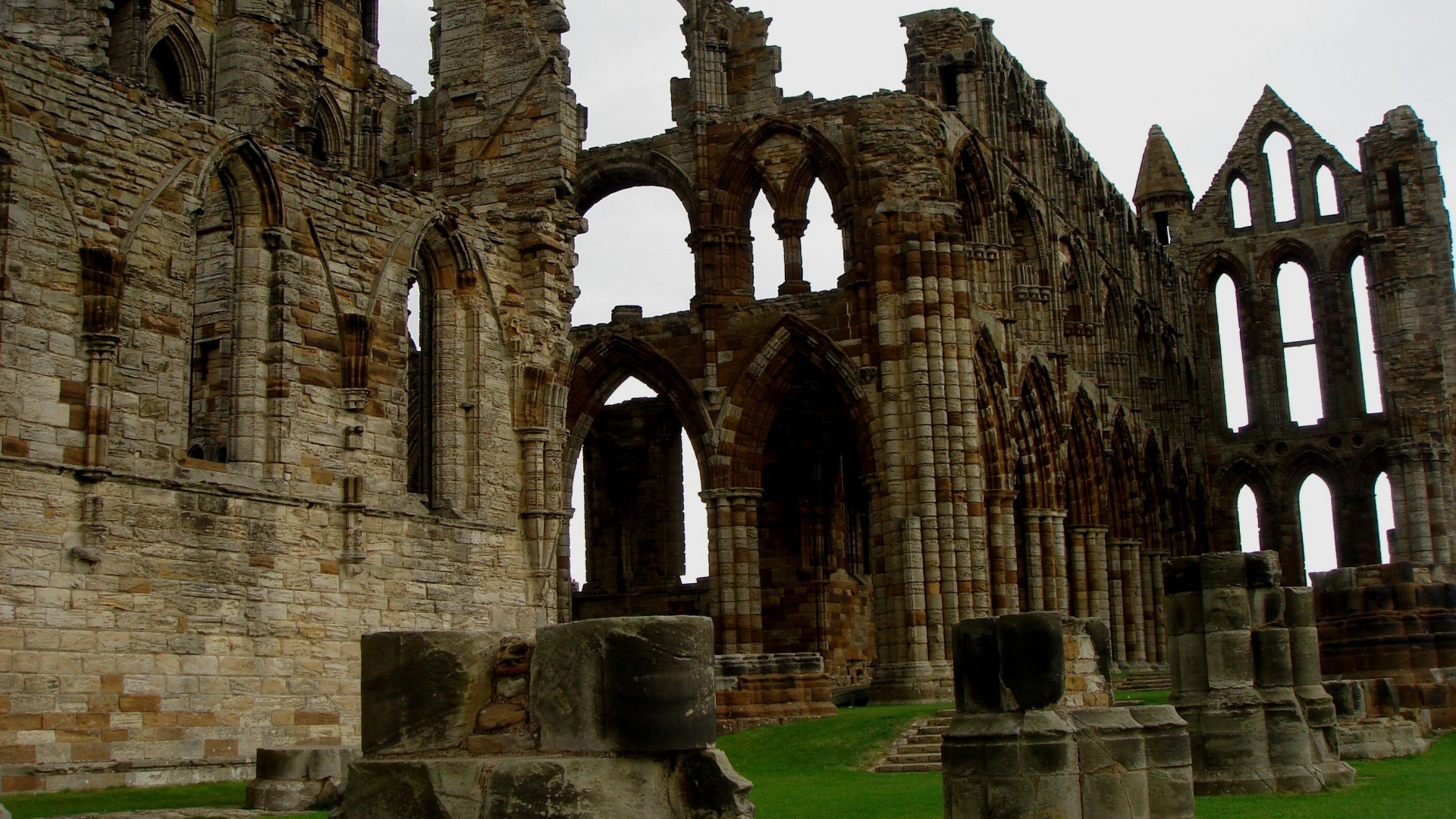 Edificio de Hormigón Gris Durante el Día. Wallpaper in 1920x1080 Resolution