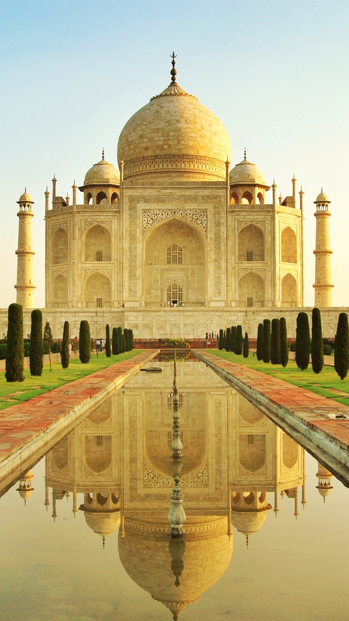 Leute, Die Tagsüber Auf Einem Park in Der Nähe Eines Weißen Betongebäudes Spazieren Gehen. Wallpaper in 720x1280 Resolution