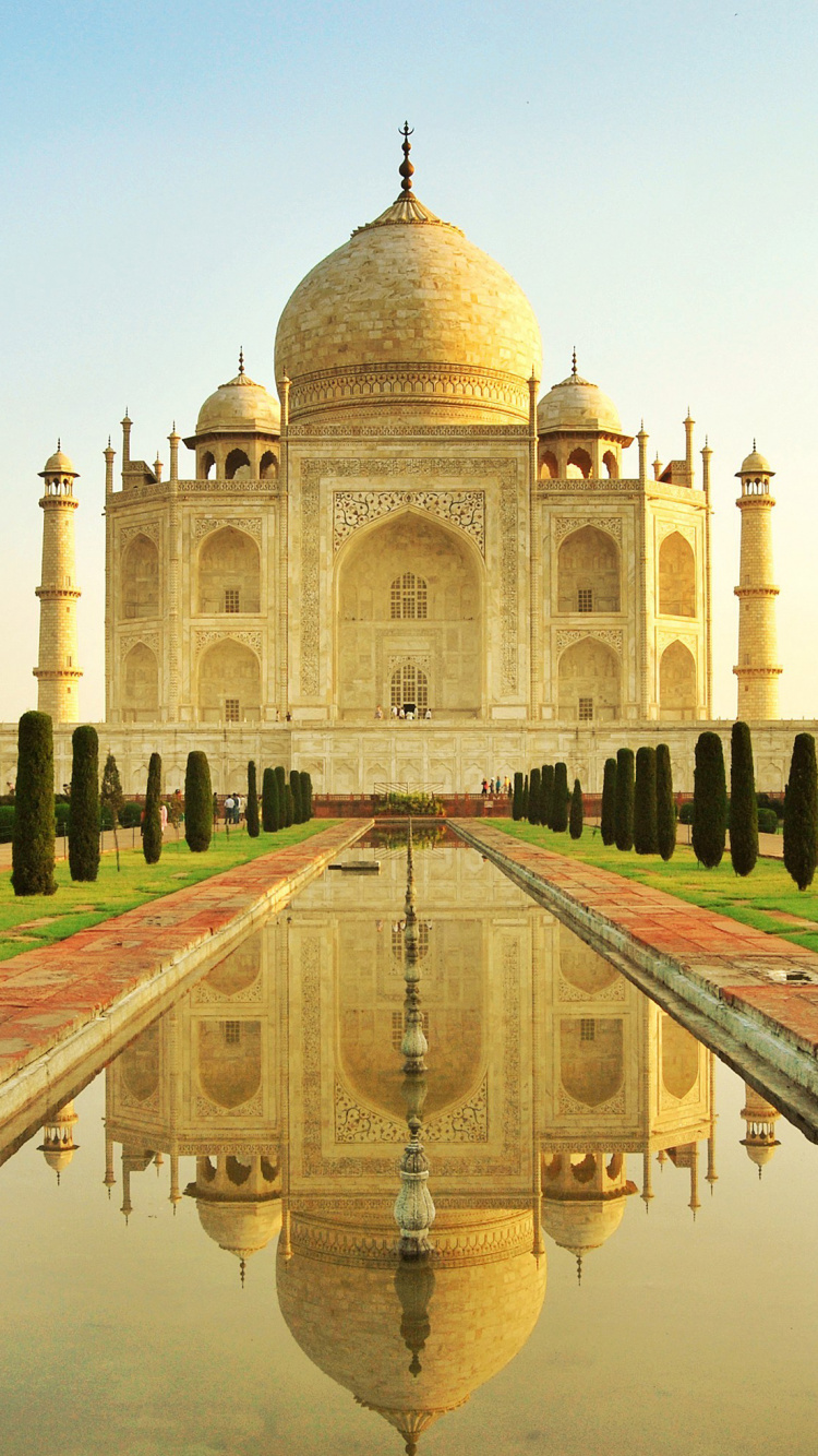 Leute, Die Tagsüber Auf Einem Park in Der Nähe Eines Weißen Betongebäudes Spazieren Gehen. Wallpaper in 750x1334 Resolution