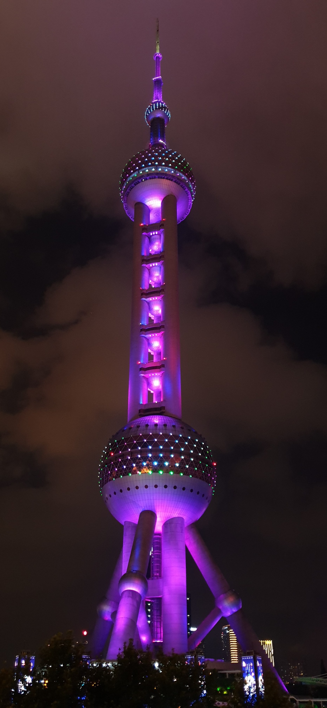 Grün-weißer Turm Unter Weißen Wolken. Wallpaper in 1125x2436 Resolution