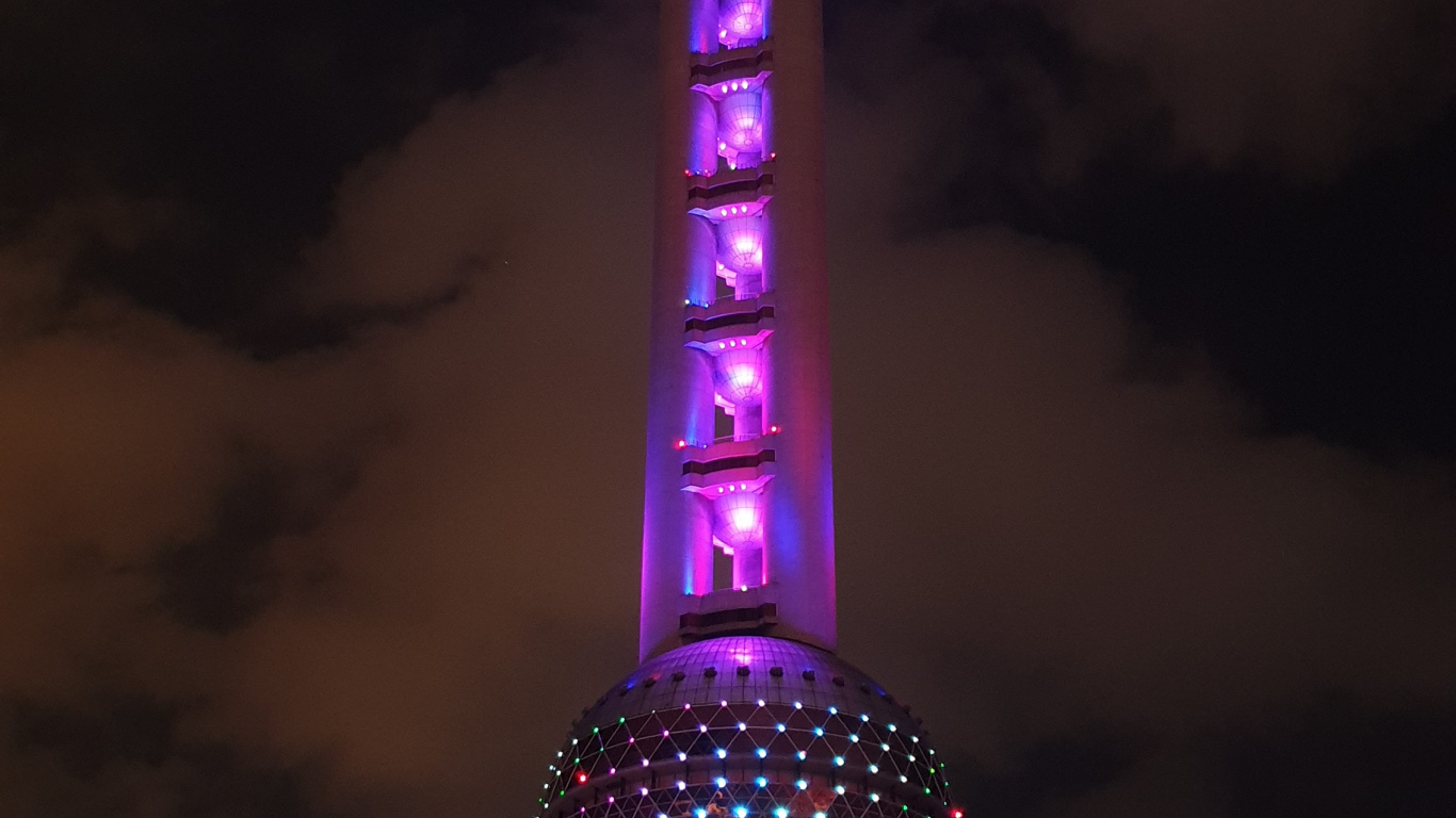 Grün-weißer Turm Unter Weißen Wolken. Wallpaper in 1366x768 Resolution