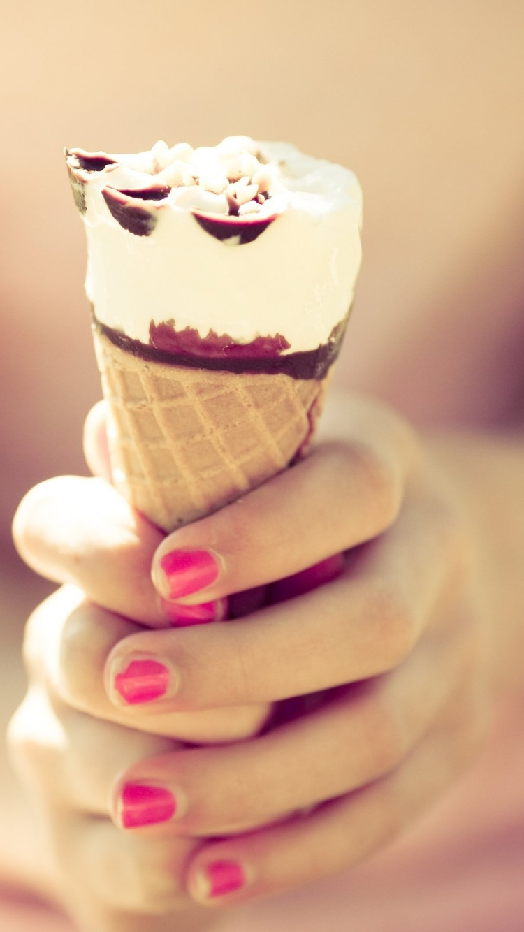 Persona Sosteniendo un Cono de Helado. Wallpaper in 750x1334 Resolution