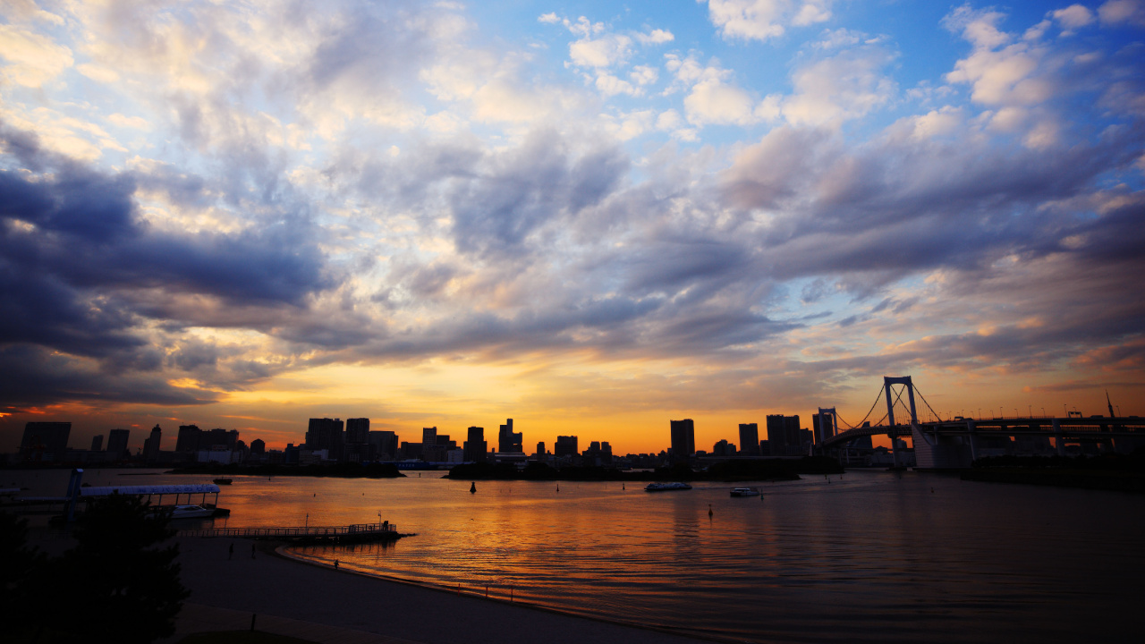 Silhouette of City Buildings Near Body of Water During Sunset. Wallpaper in 1280x720 Resolution