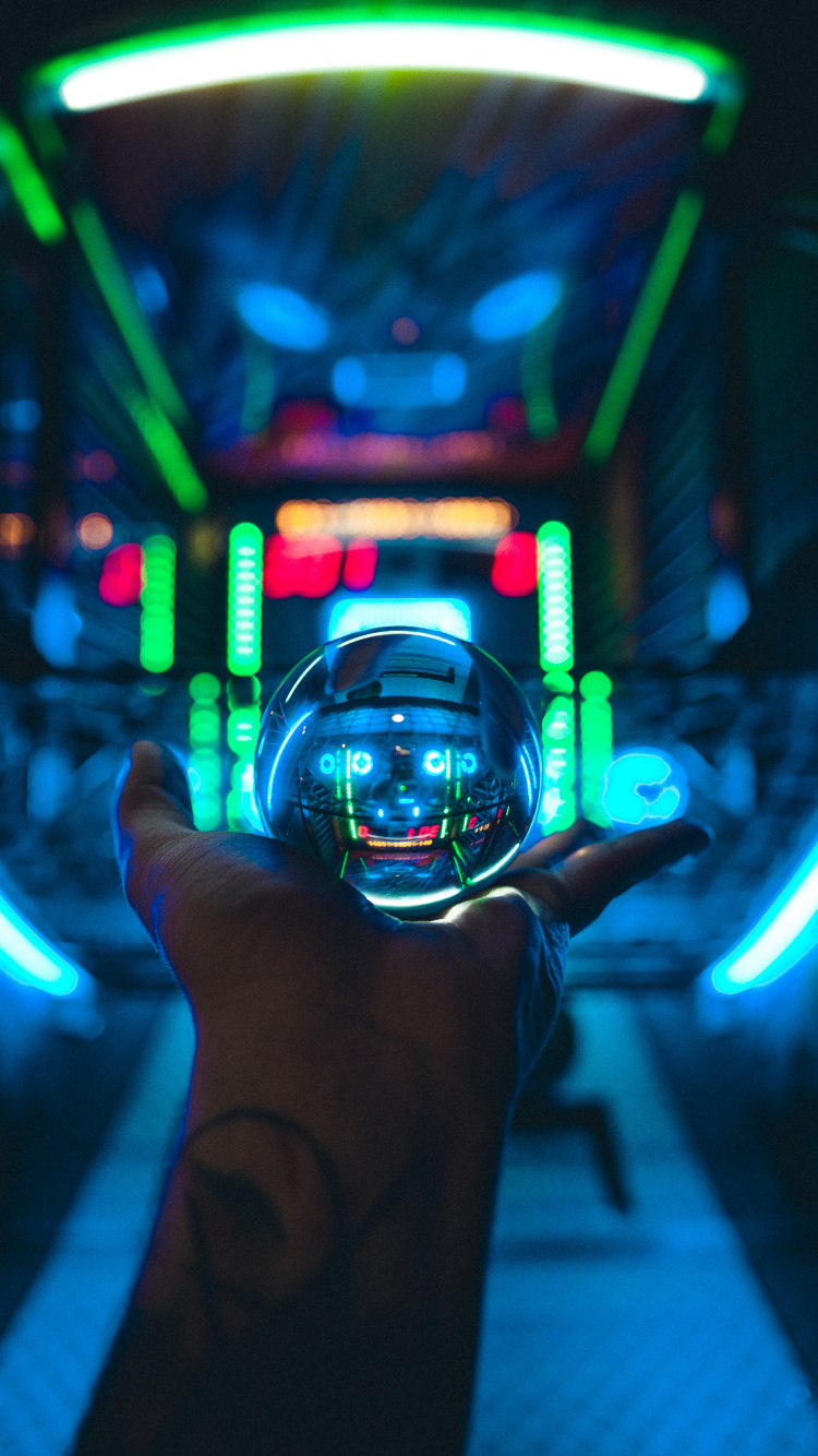 Person, Die Eine Klare Glaskugel Hält. Wallpaper in 750x1334 Resolution