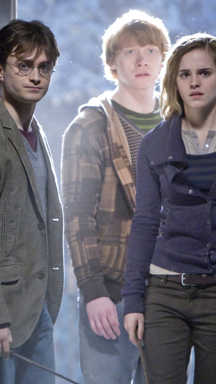 Homme en Veste de Costume Grise à Côté de la Femme en Chemise Grise à Manches Longues. Wallpaper in 750x1334 Resolution