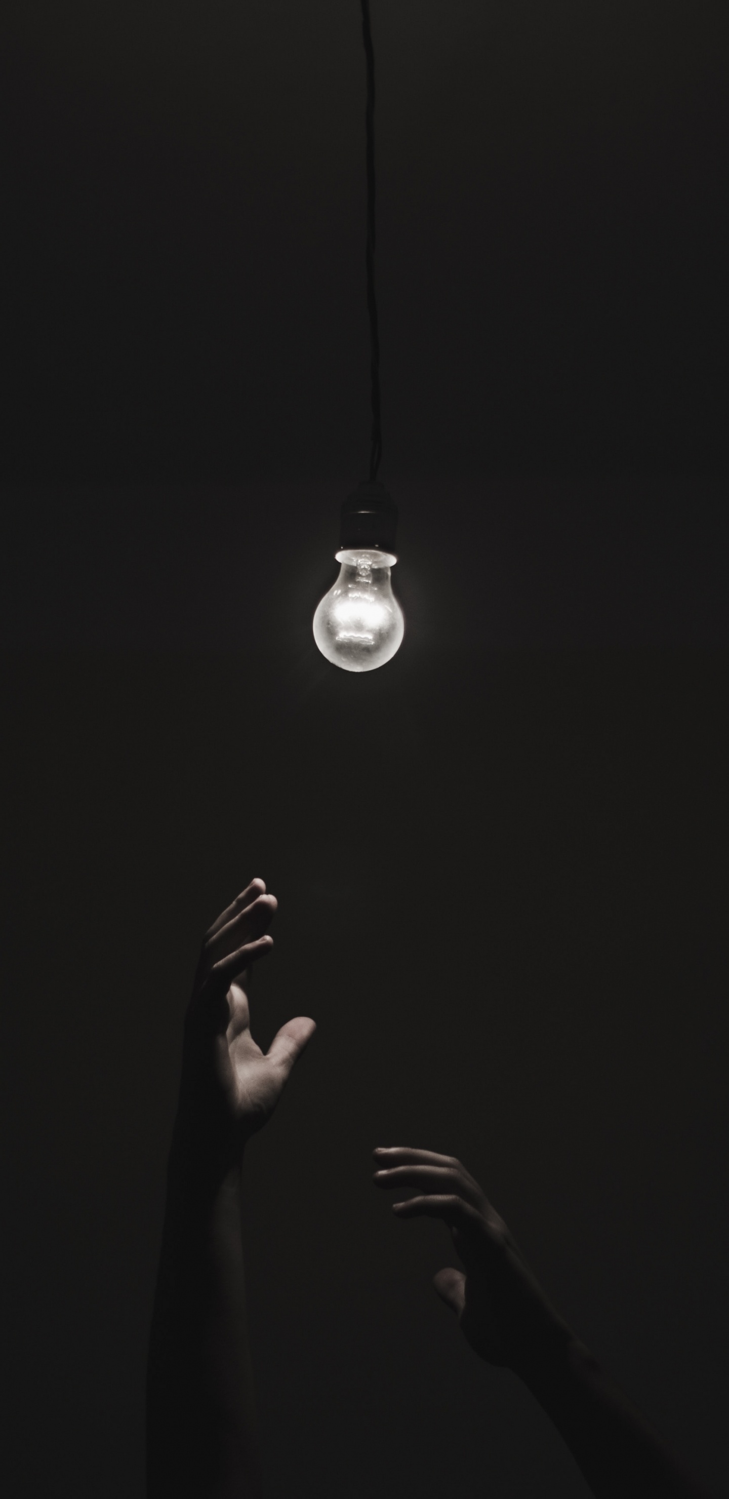 Person Mit Weißer Pendelleuchte. Wallpaper in 1440x2960 Resolution