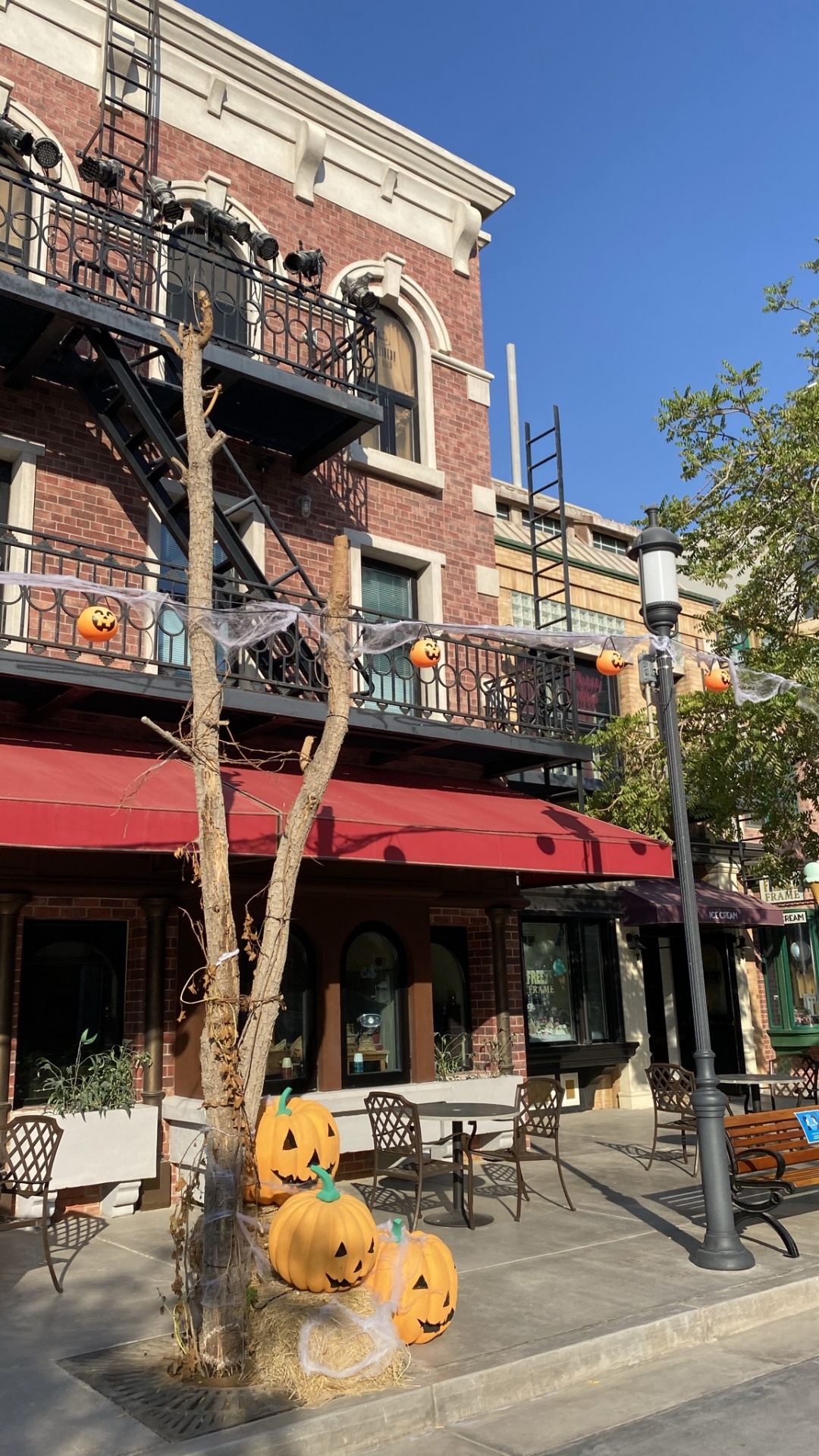 City, Window, Musical Instrument, Building, Town. Wallpaper in 1080x1920 Resolution