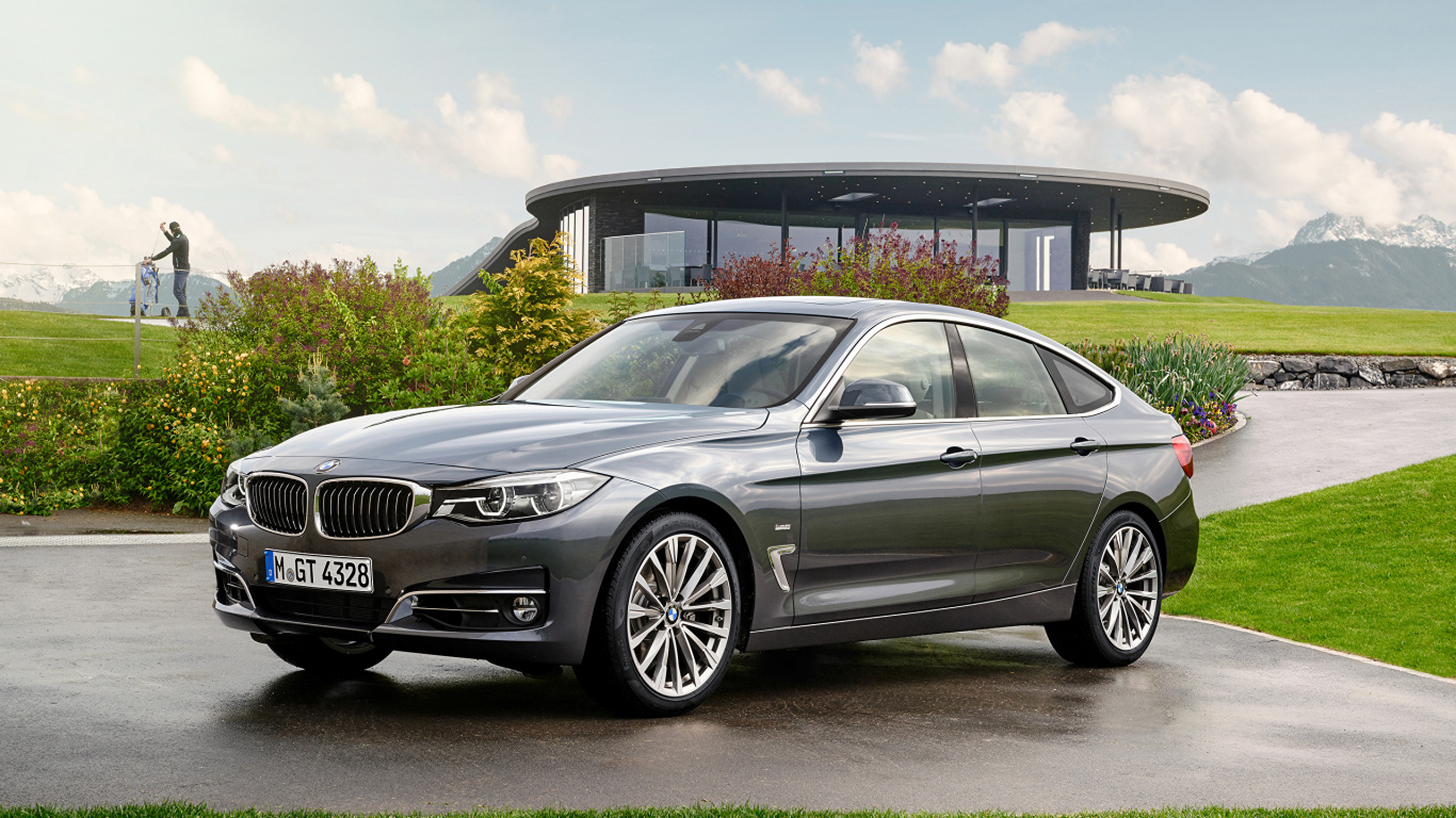 Silver Mercedes Benz Coupe Estacionado en el Estacionamiento Durante el Día. Wallpaper in 1366x768 Resolution