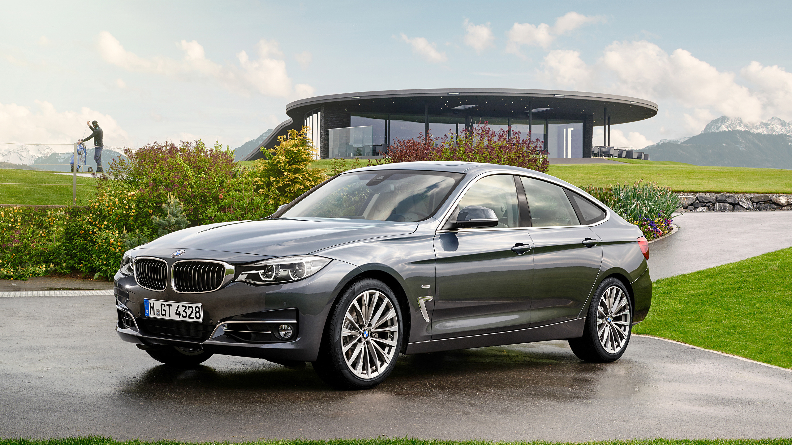 Silver Mercedes Benz Coupe Estacionado en el Estacionamiento Durante el Día. Wallpaper in 2560x1440 Resolution