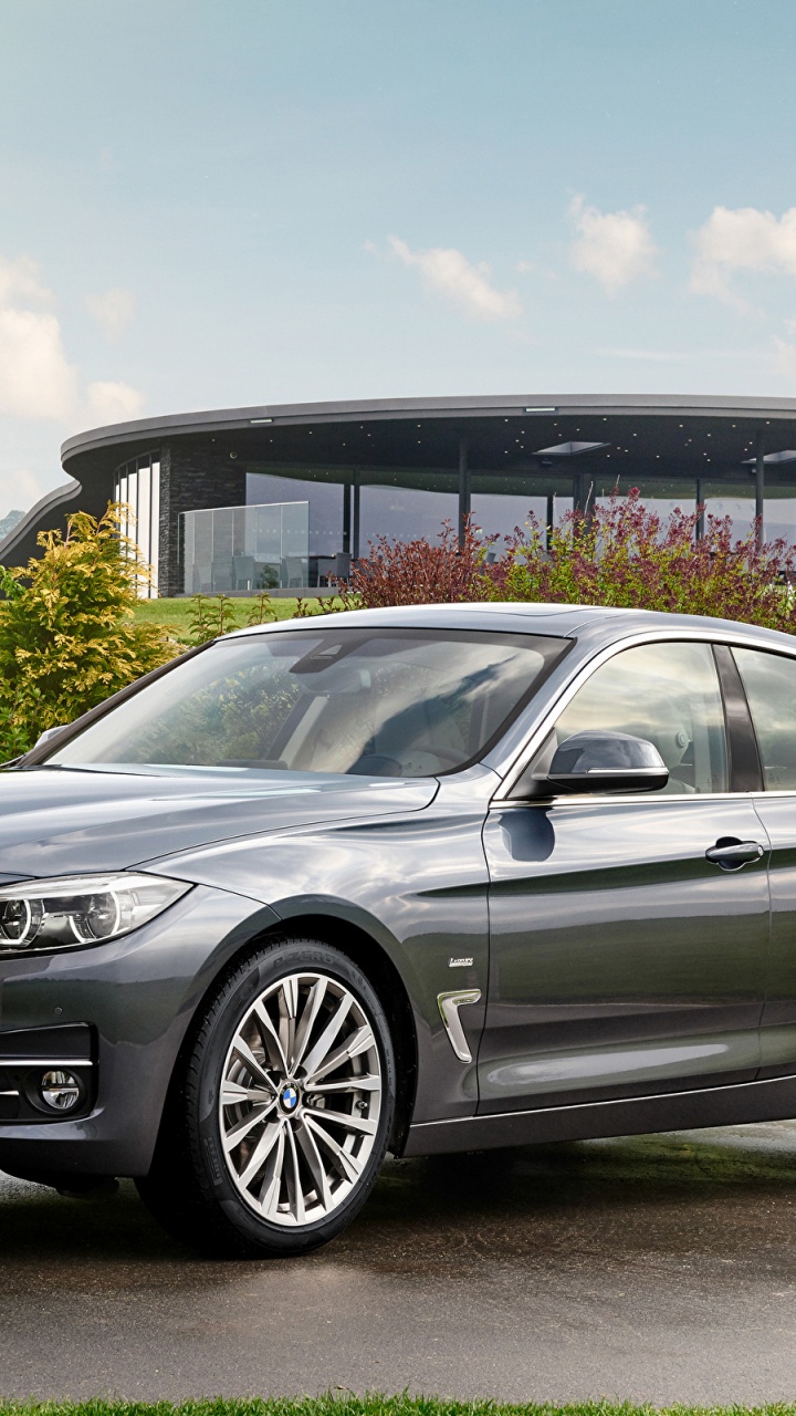 Silver Mercedes Benz Coupe Estacionado en el Estacionamiento Durante el Día. Wallpaper in 720x1280 Resolution